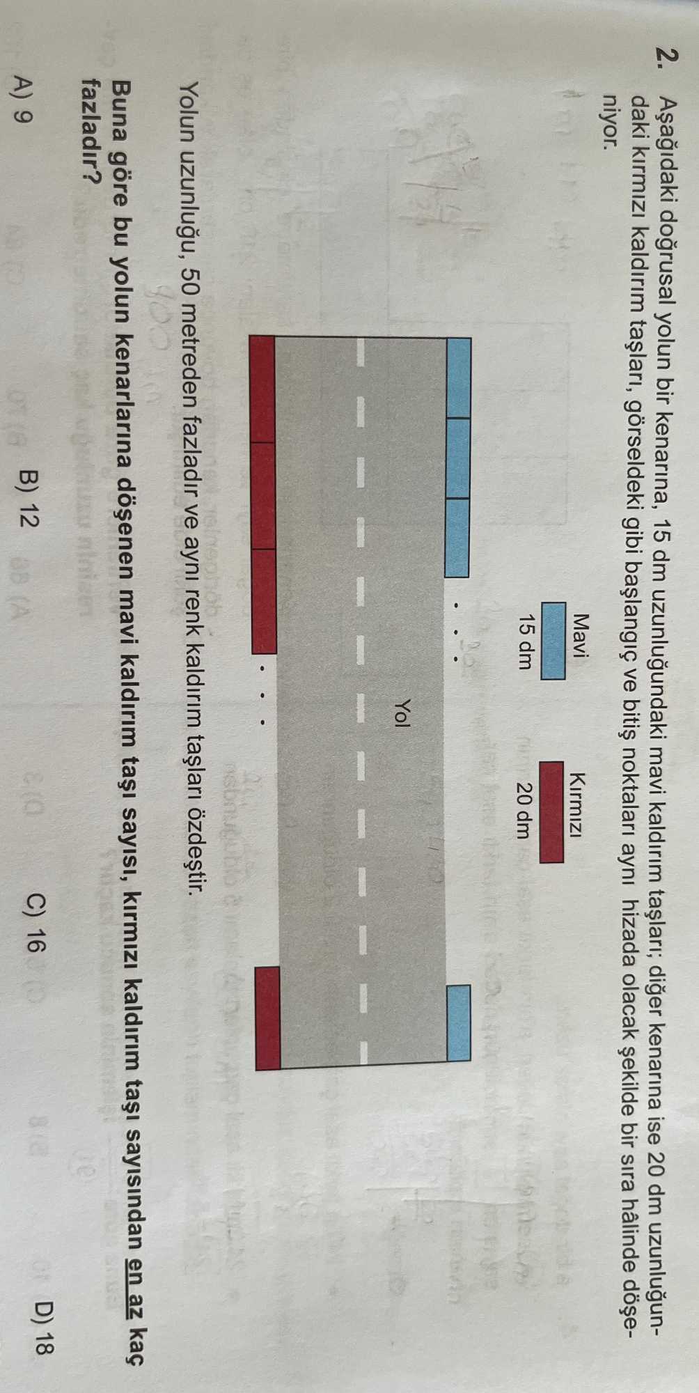 Aşağıdaki doğrusal yolun bir kenarına, 15 dm uzunluğundaki mavi kaldırım taşları; diğer kenarına ise