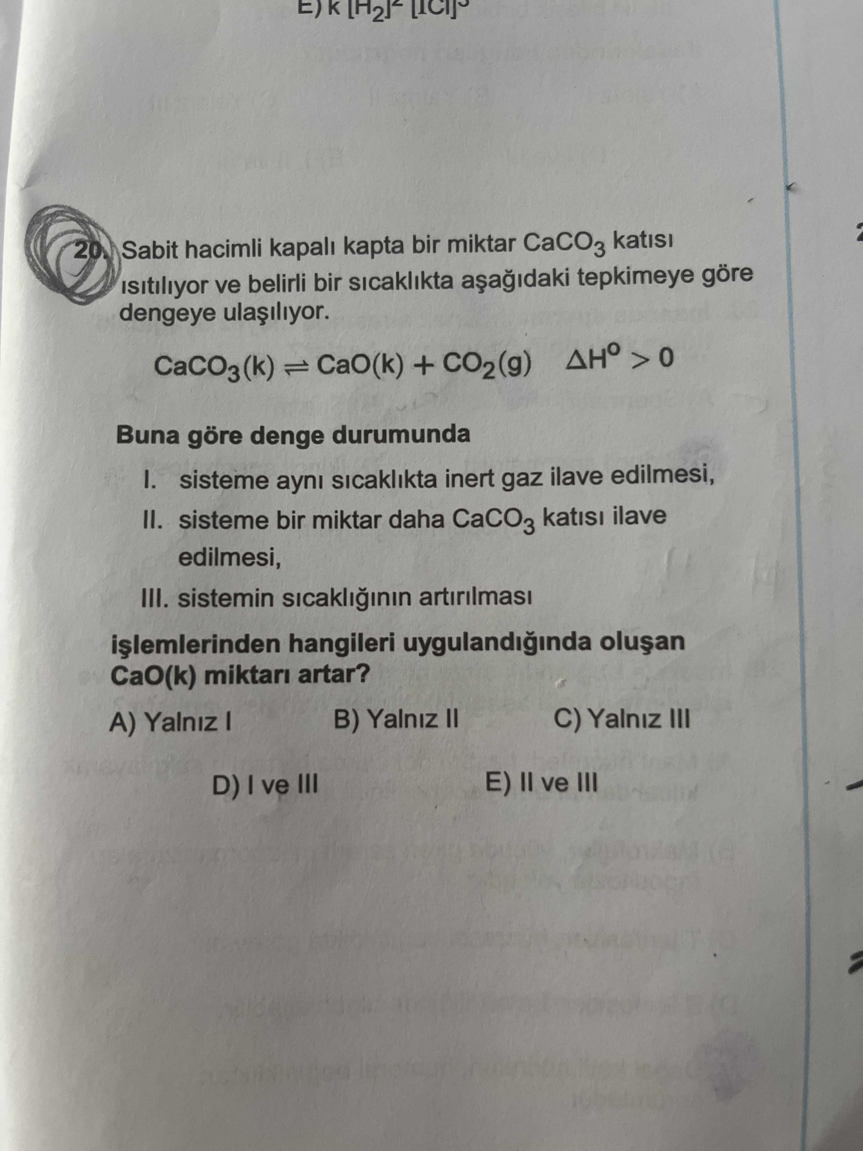 Sabit hacimli kapalı kapta bir miktar CaCO₃ katısı ısıtılıyor ve belirli bir sıcaklıkta aşağıdaki