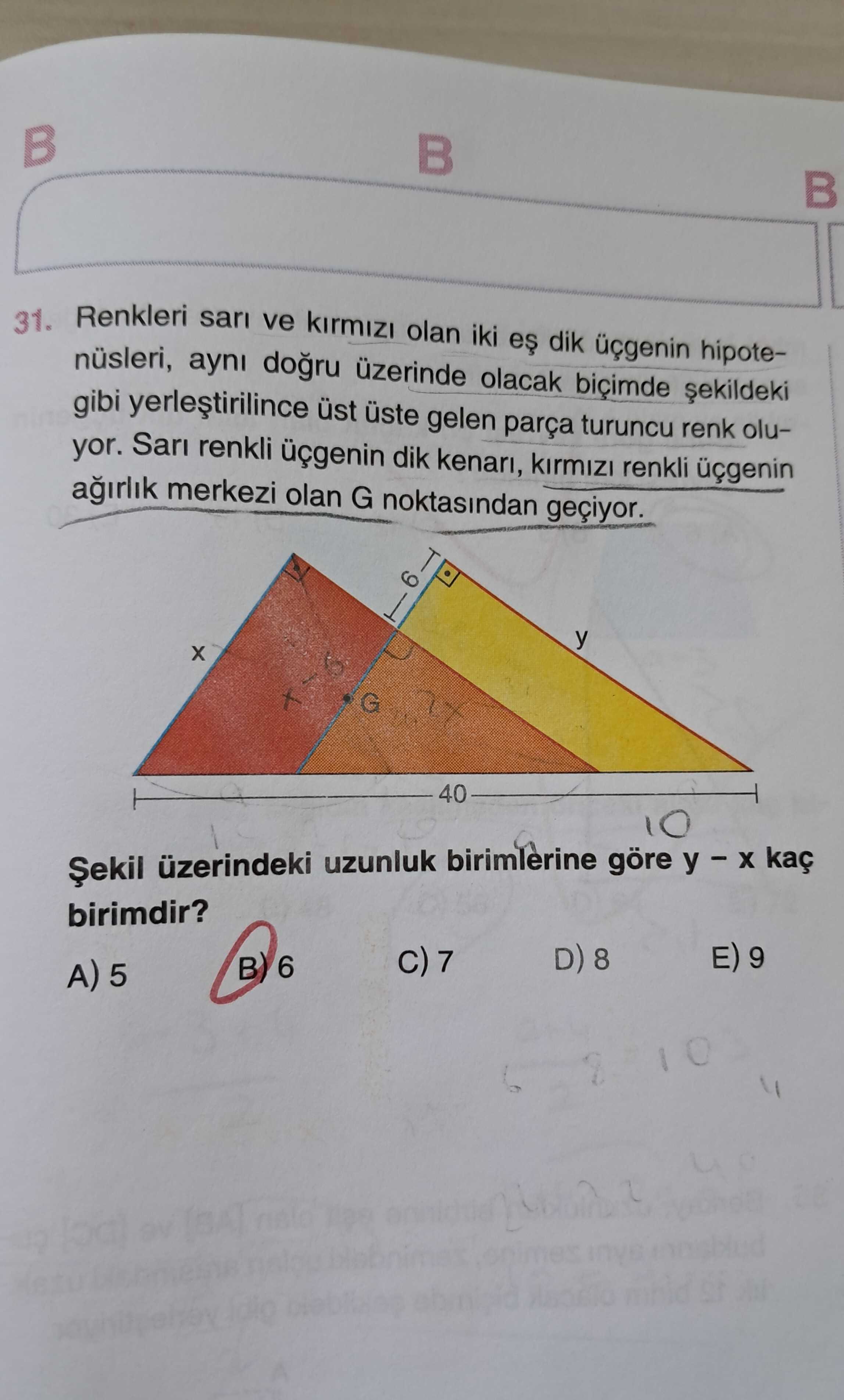 Renkleri sarı ve kırmızı olan iki eş dik üçgenin hipotenüsleri, aynı doğru üzerinde olacak biçimde