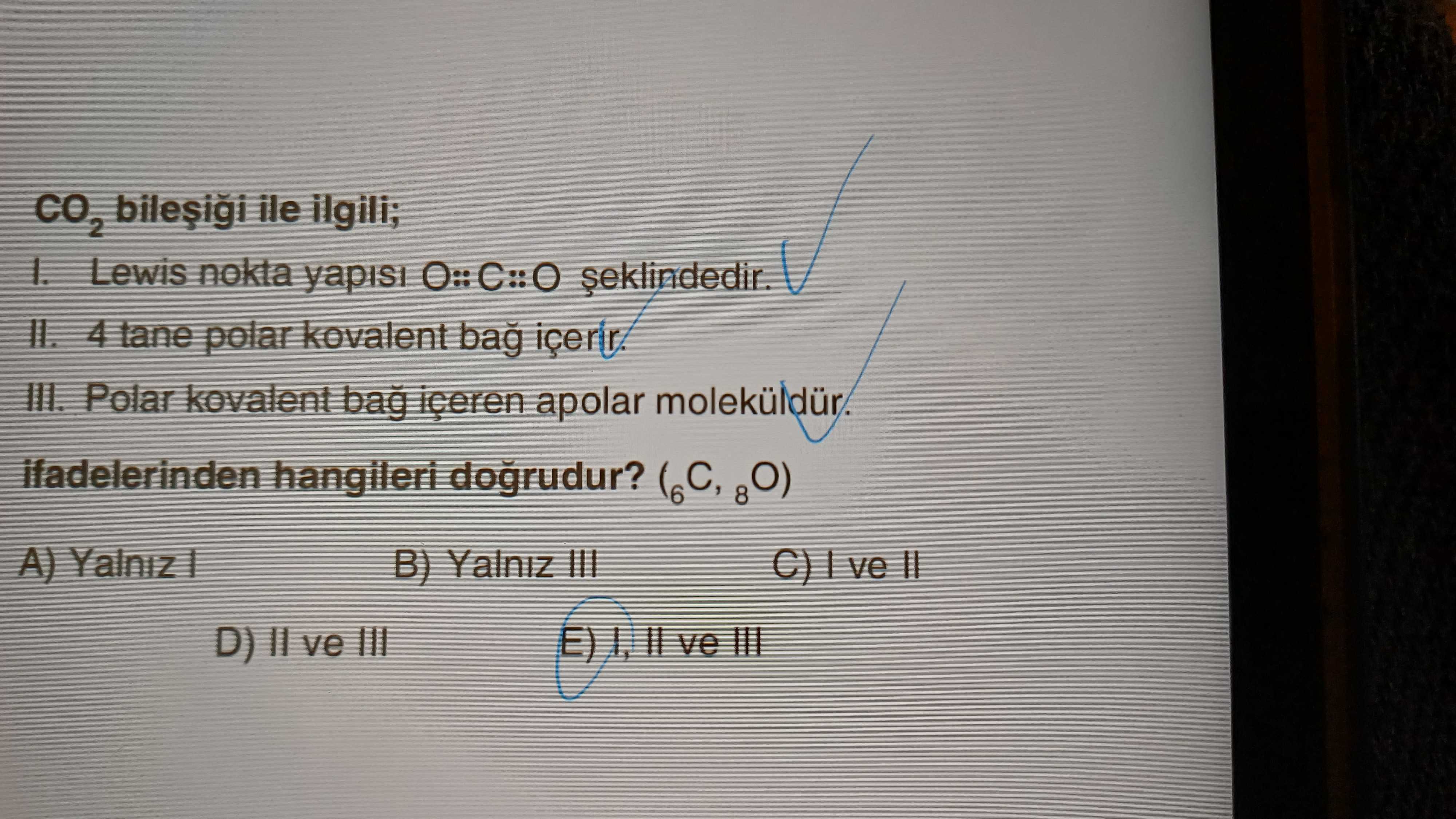 CO₂ bileşiği ile ilgili; I. Lewis nokta yapısı O::C::O şeklindedir. II. 4 tane polar kovalent bağ