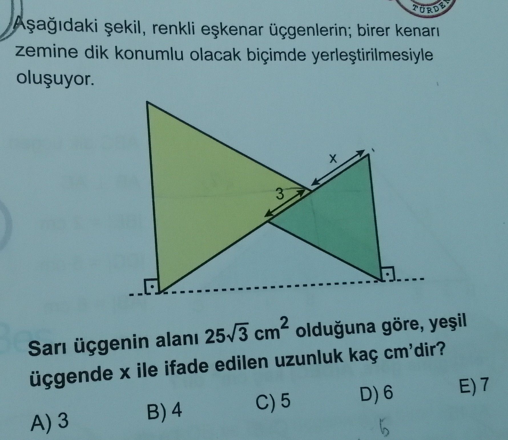 Aşağıdaki şekil, renkli eşkenar üçgenlerin; birer kenarı zemine dik konumlu olacak biçimde