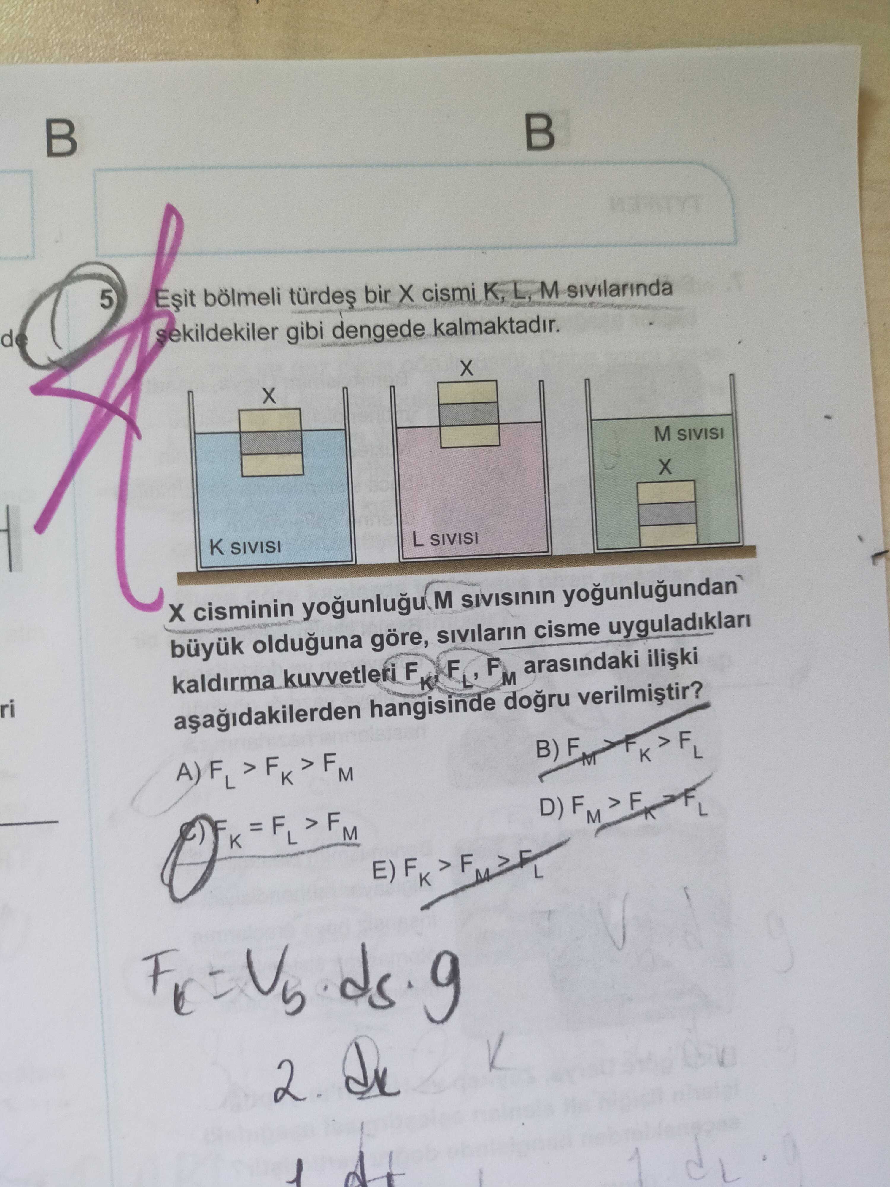 Eşit bölmeli türdeş bir X cismi K, L, M sıvılarında şekildekiler gibi dengede kalmaktadır. X
