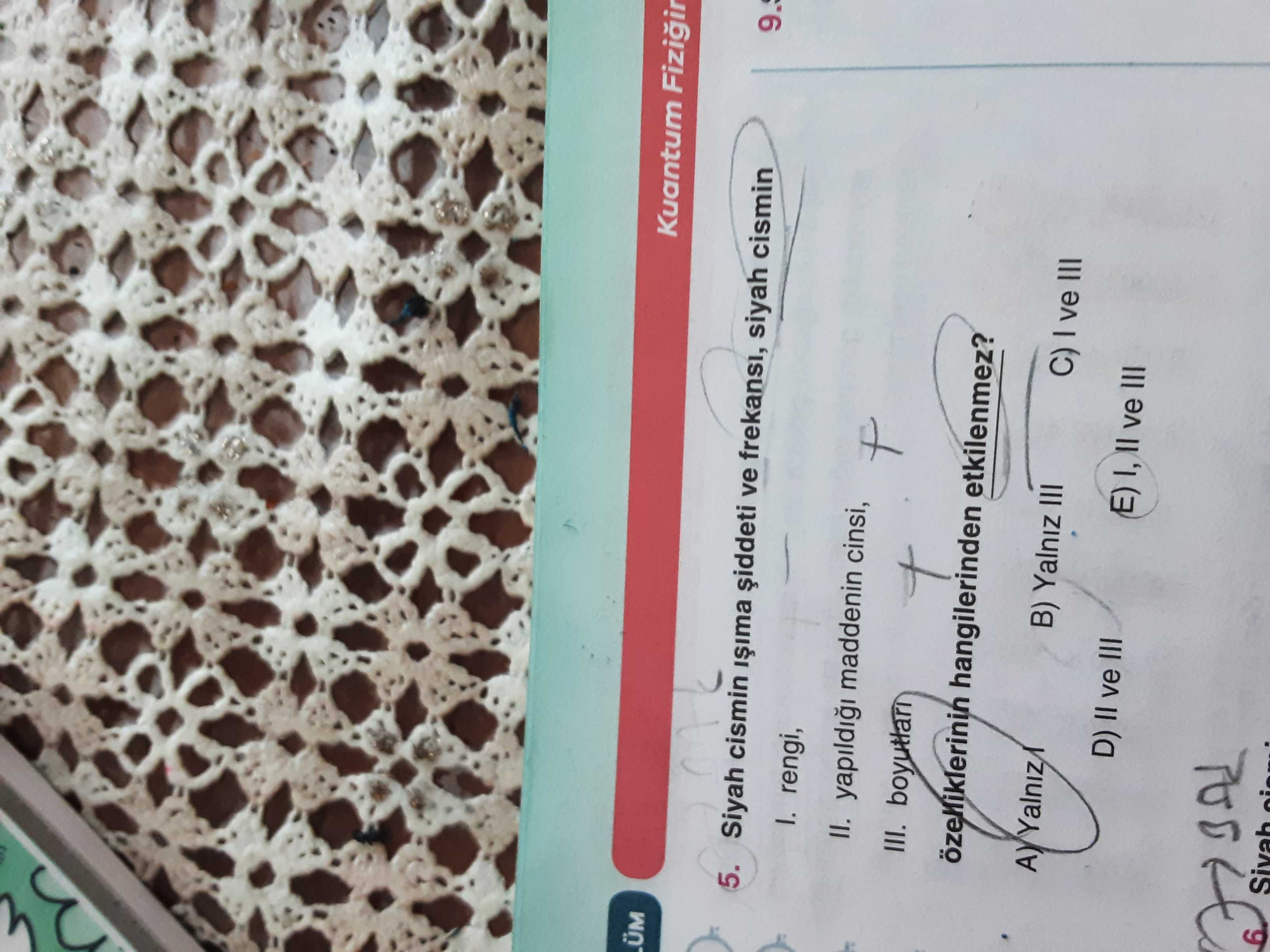 Siyah cismin ışıma şiddeti ve frekansı, siyah cismin I. rengi, II. yapıldığı maddenin cinsi, III