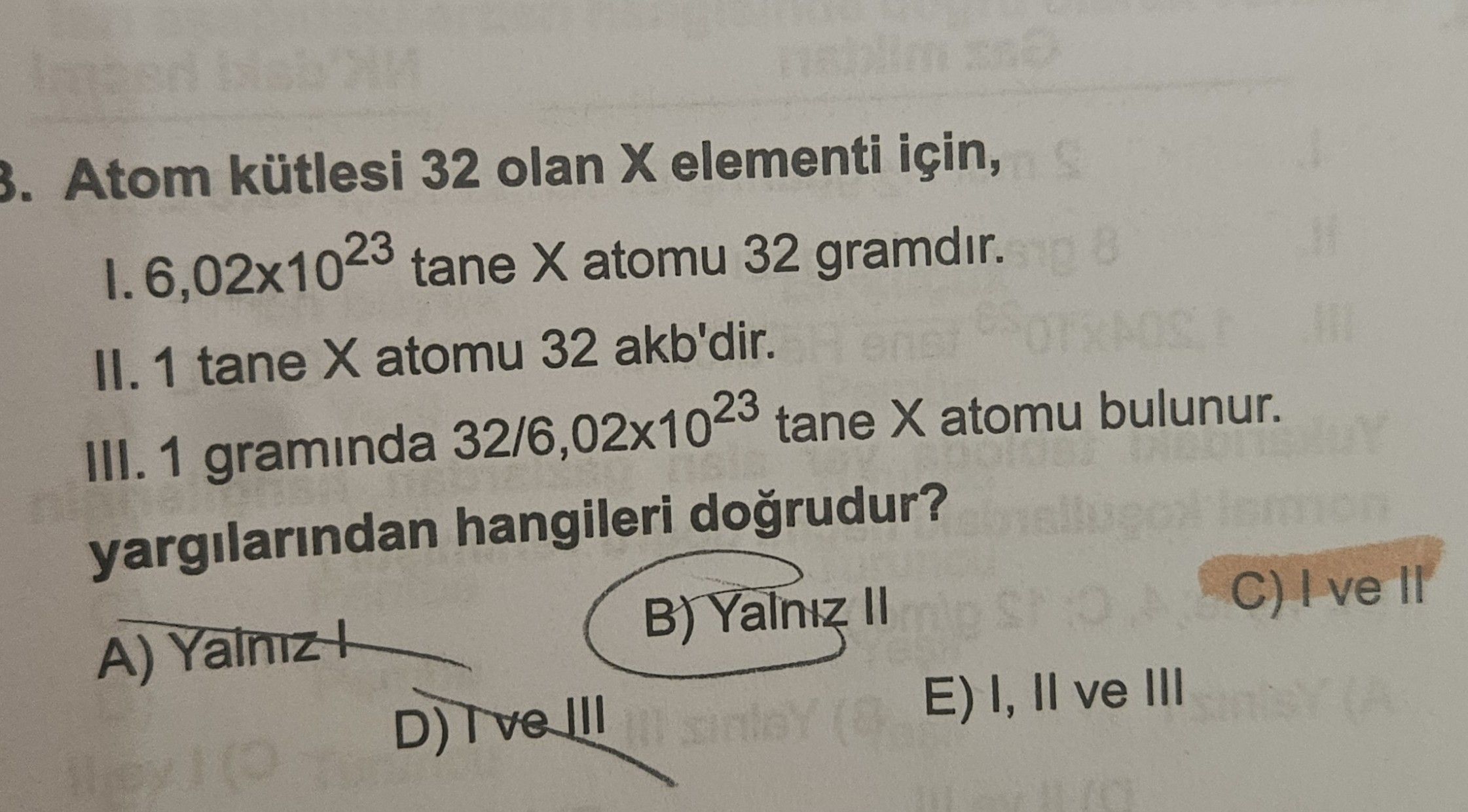 Atom kütlesi 32 olan X elementi için, I. 6,02x10²³ tane X atomu 32 gramdır. II. 1 tane X atomu 32