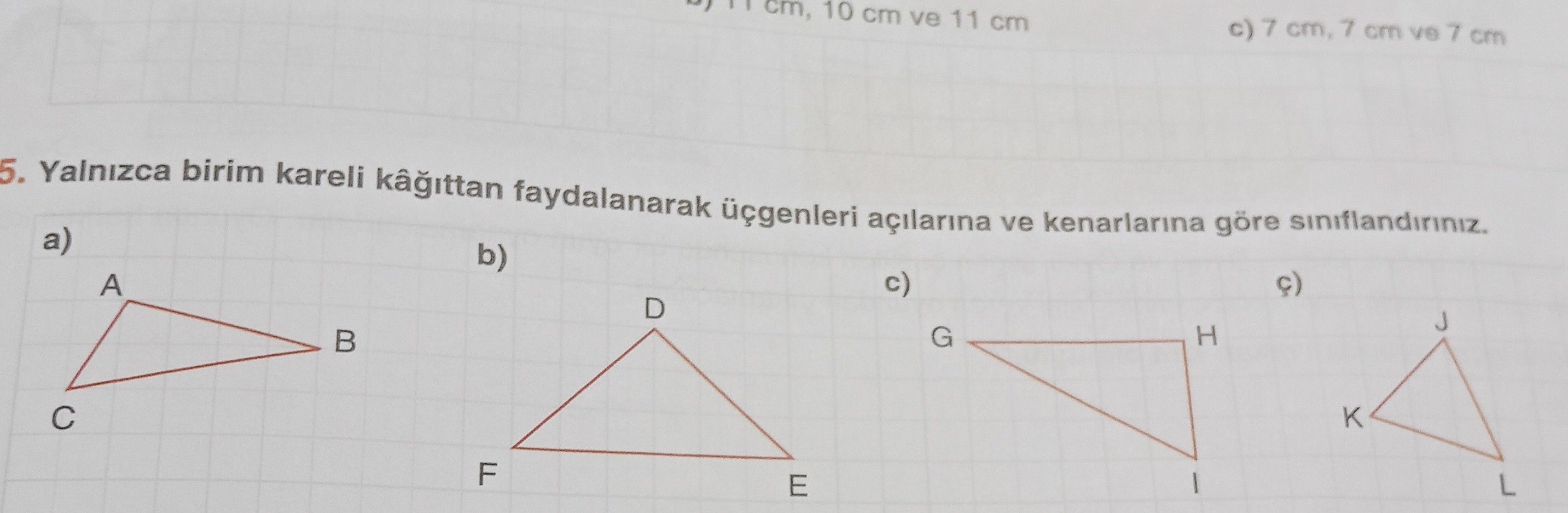 Yalnızca birim kareli kâğıttan faydalanarak üçgenleri açılarına ve kenarlarına göre sınıflandırınız