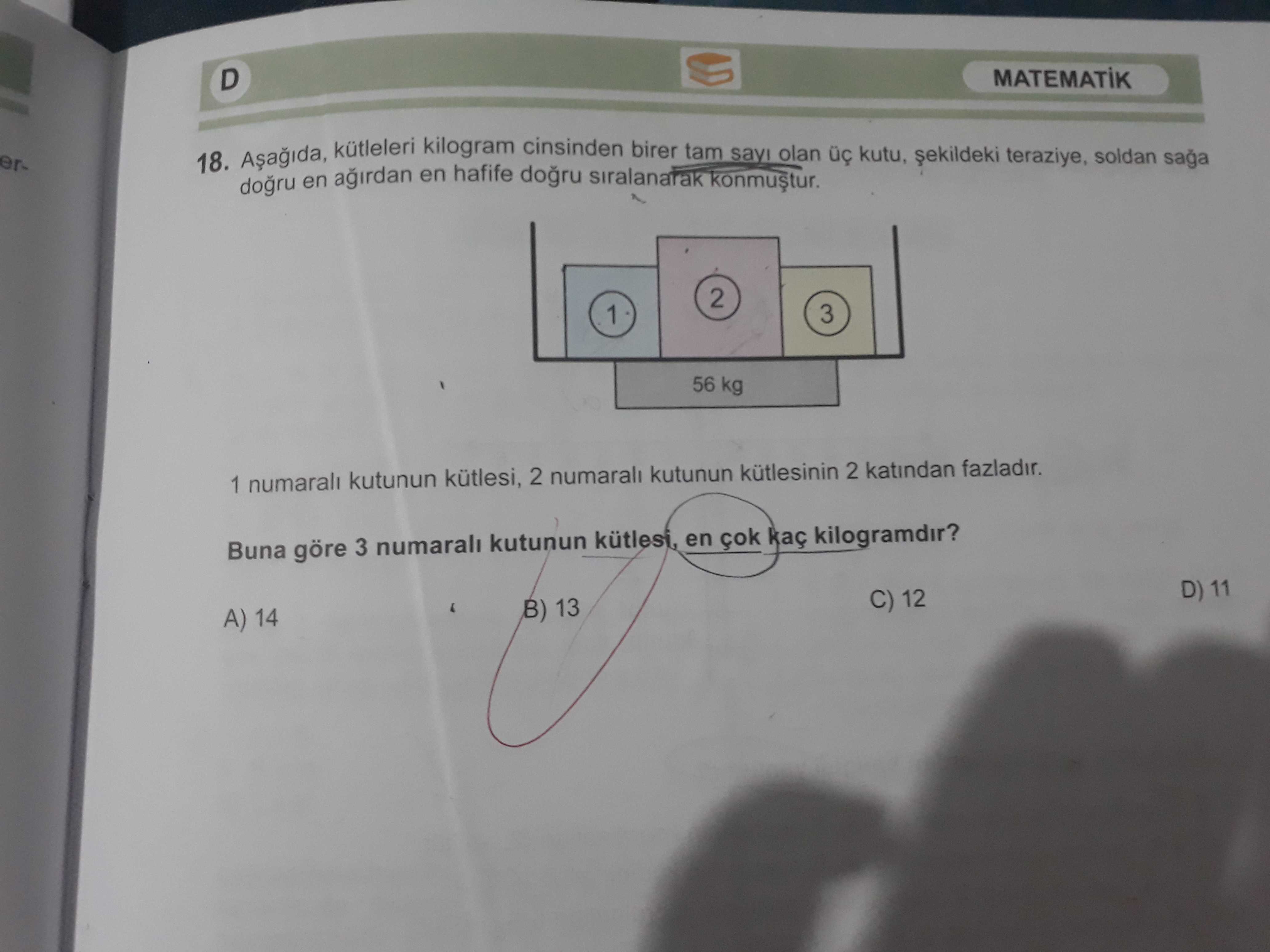 Aşağıda, kütleleri kilogram cinsinden birer tam sayı olan üç kutu, şekildeki teraziye, soldan sağa