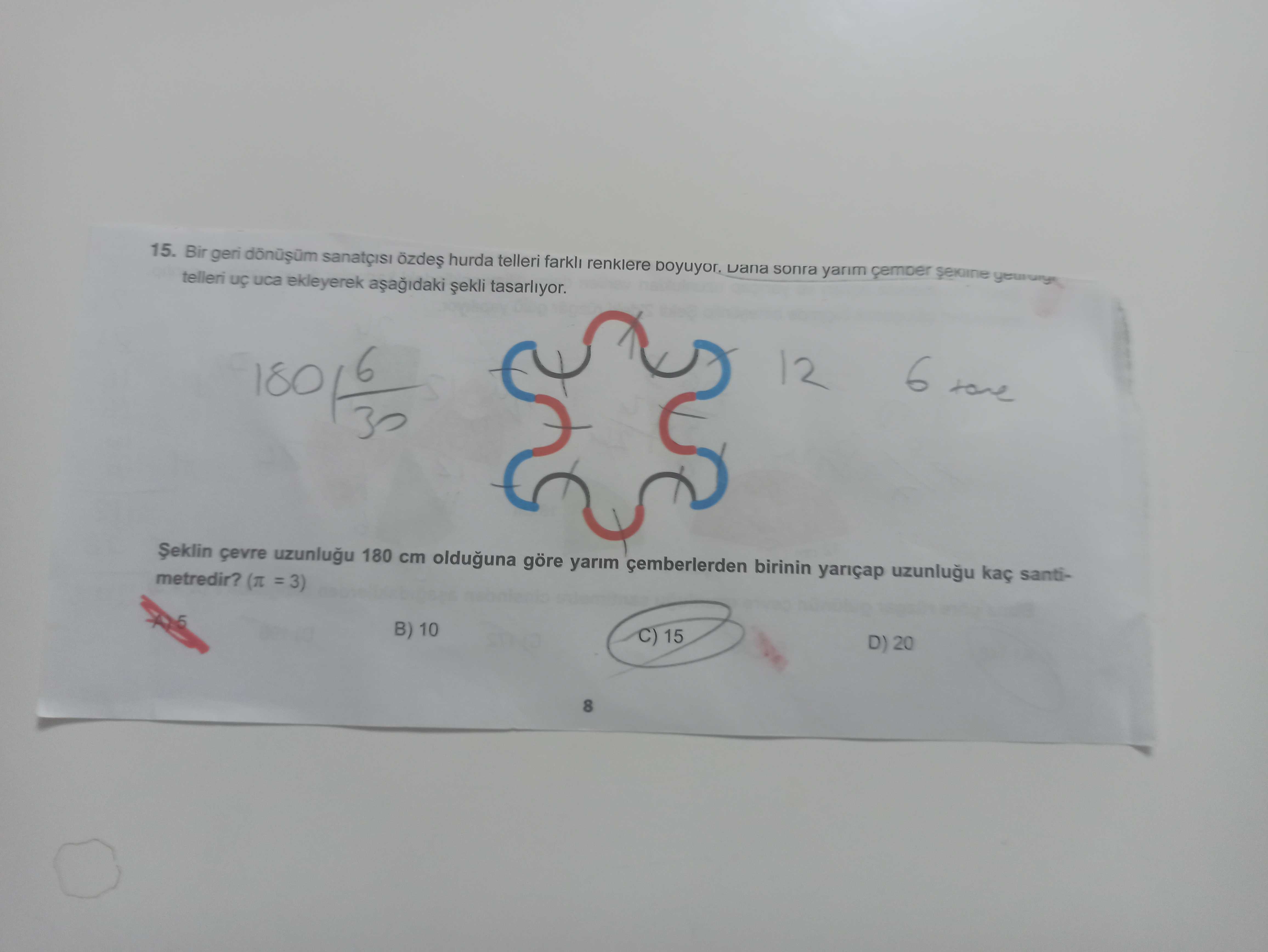 Bir geri dönüşüm sanatçısı özdeş hurda telleri farklı renklere boyuyor. Daha sonra yarım çember