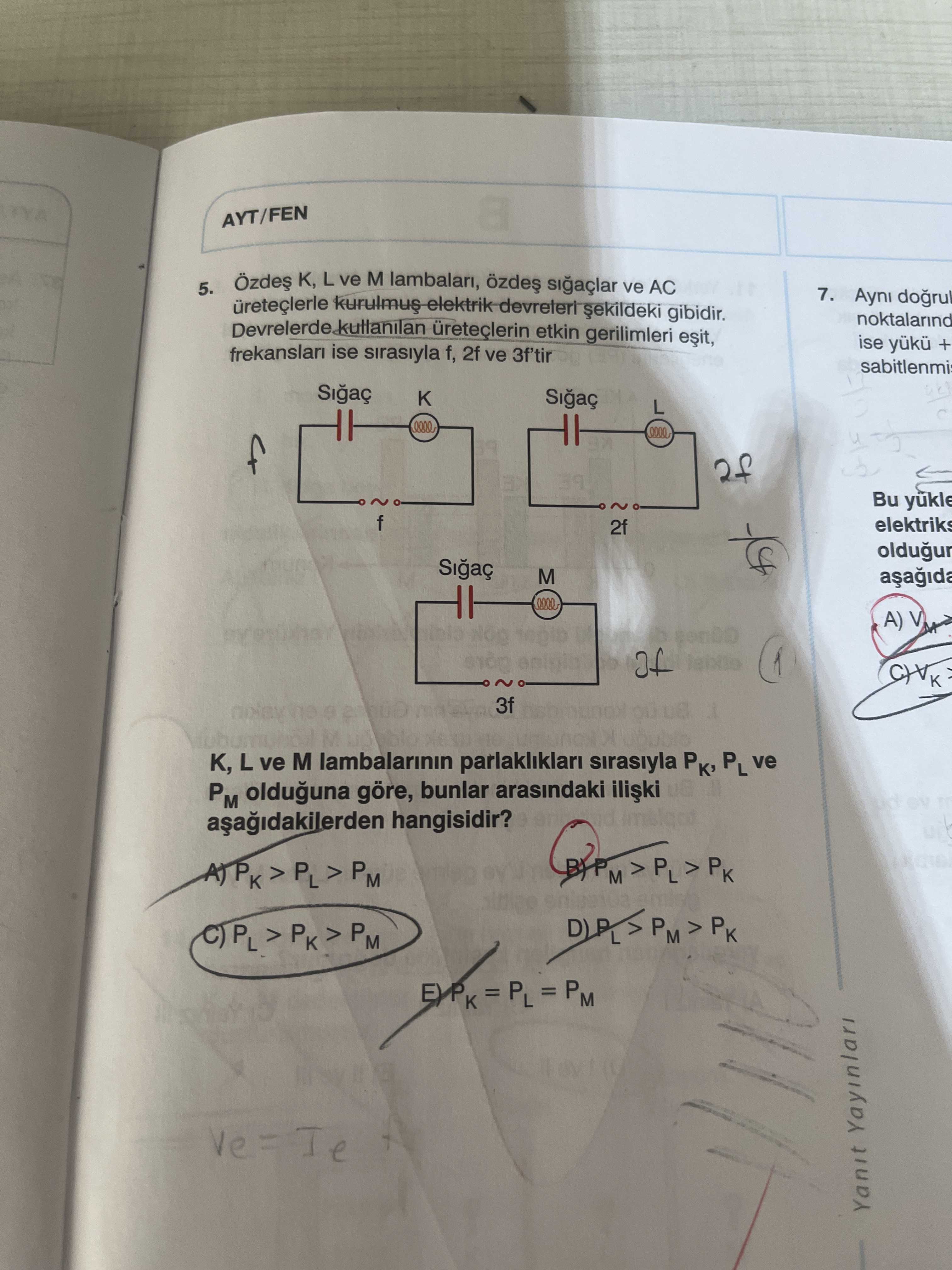 Özdeş K, L ve M lambaları, özdeş sığaçlar ve AC üreteçlerle kurulmuş elektrik devreleri şekildeki