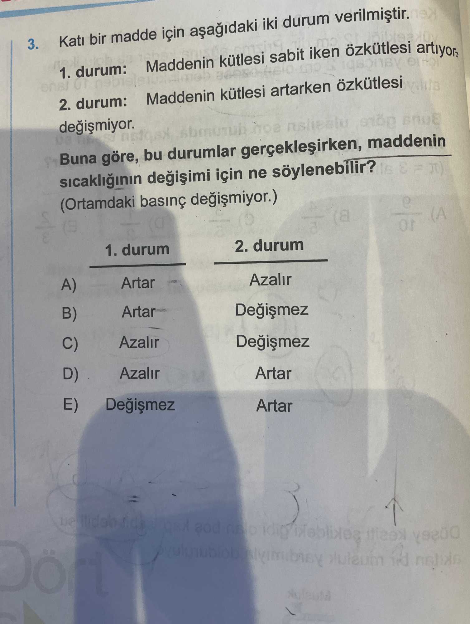 Katı bir madde için aşağıdaki iki durum verilmiştir. 1. durum: Maddenin kütlesi sabit iken özkütlesi