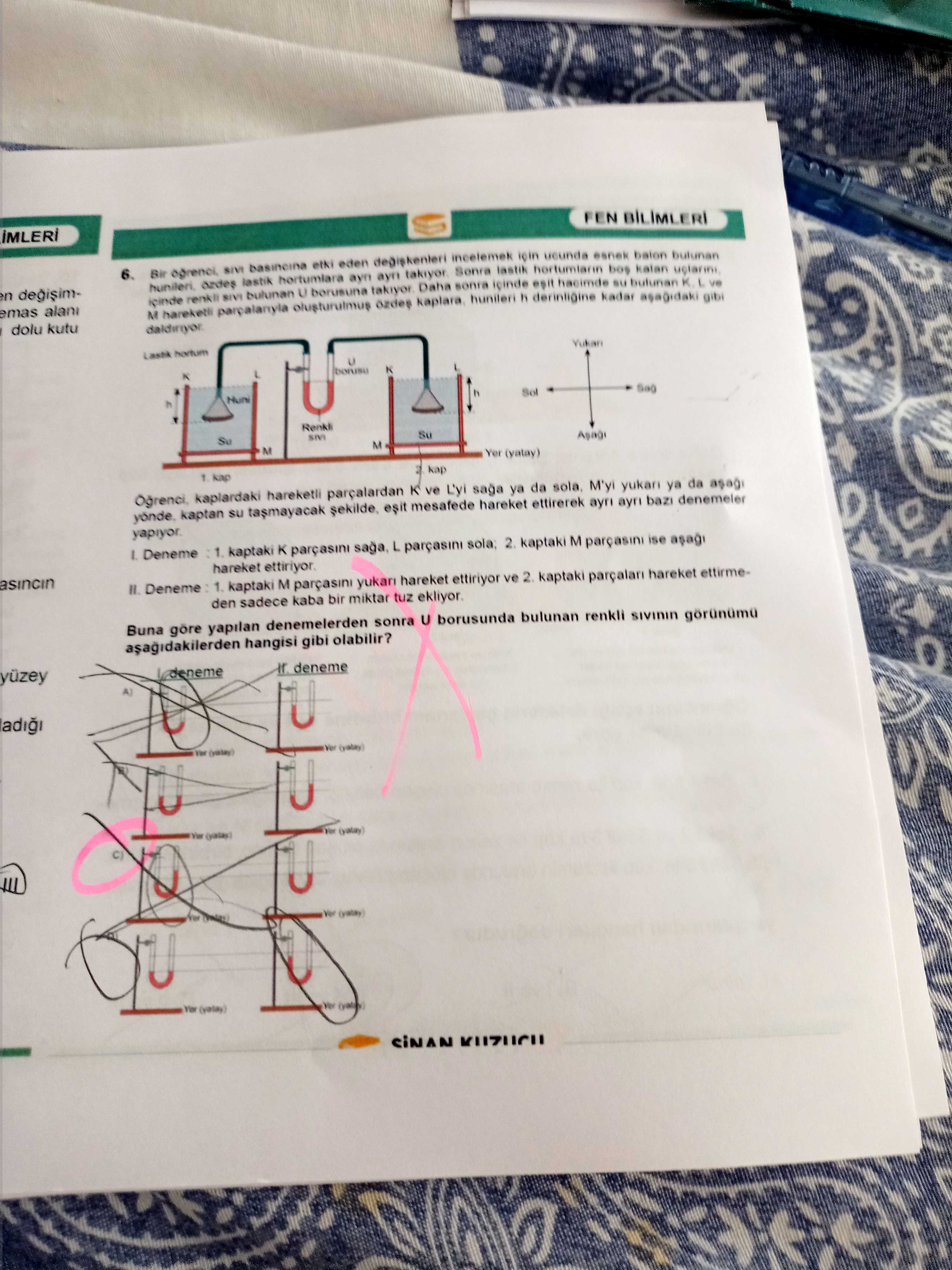 Bir öğrenci, sıvı basıncına etki eden değişkenleri incelemek için ucunda esnek balon bulunan