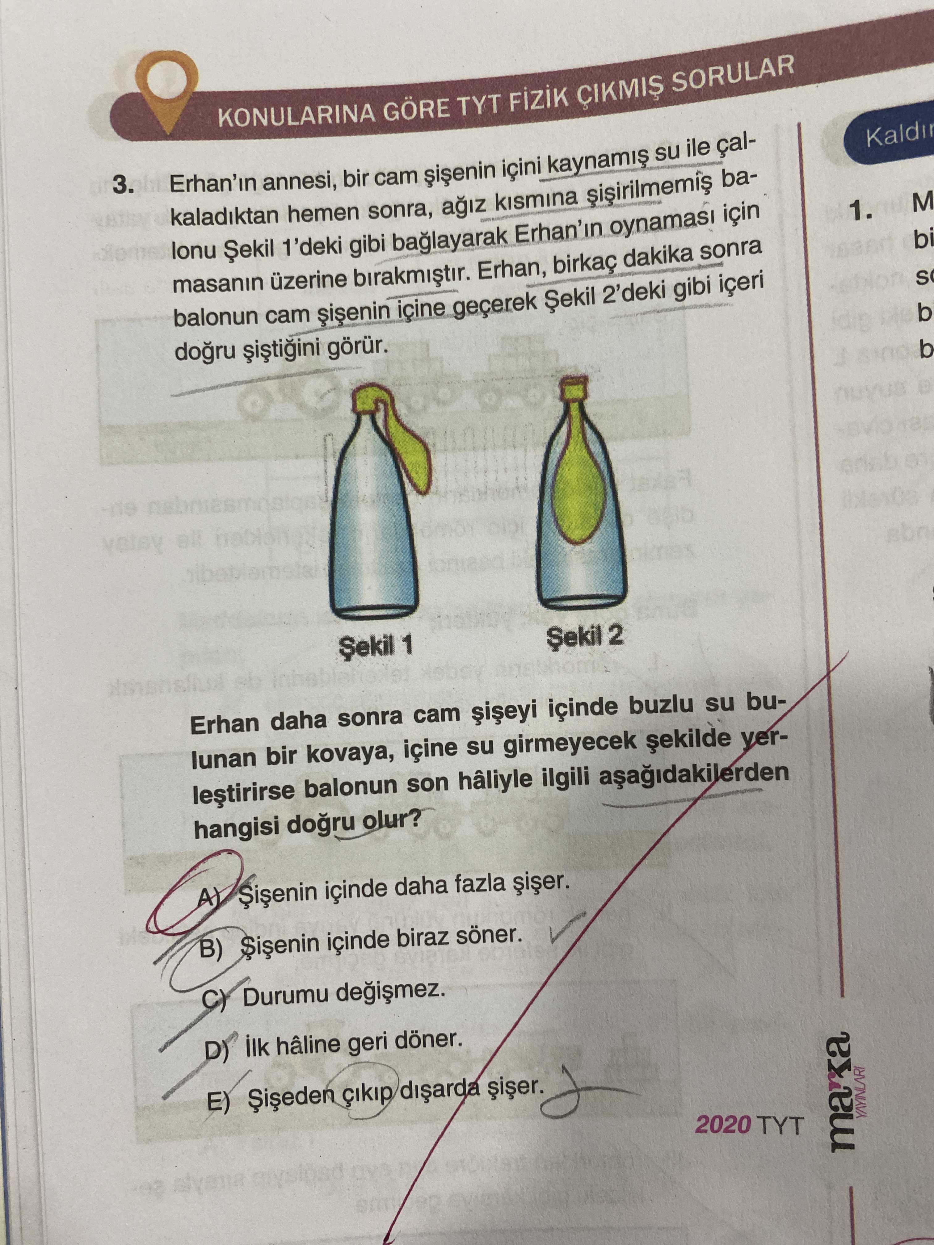 Erhan'ın annesi, bir cam şişenin içini kaynamış su ile çalkaladıktan hemen sonra, ağız kısmına