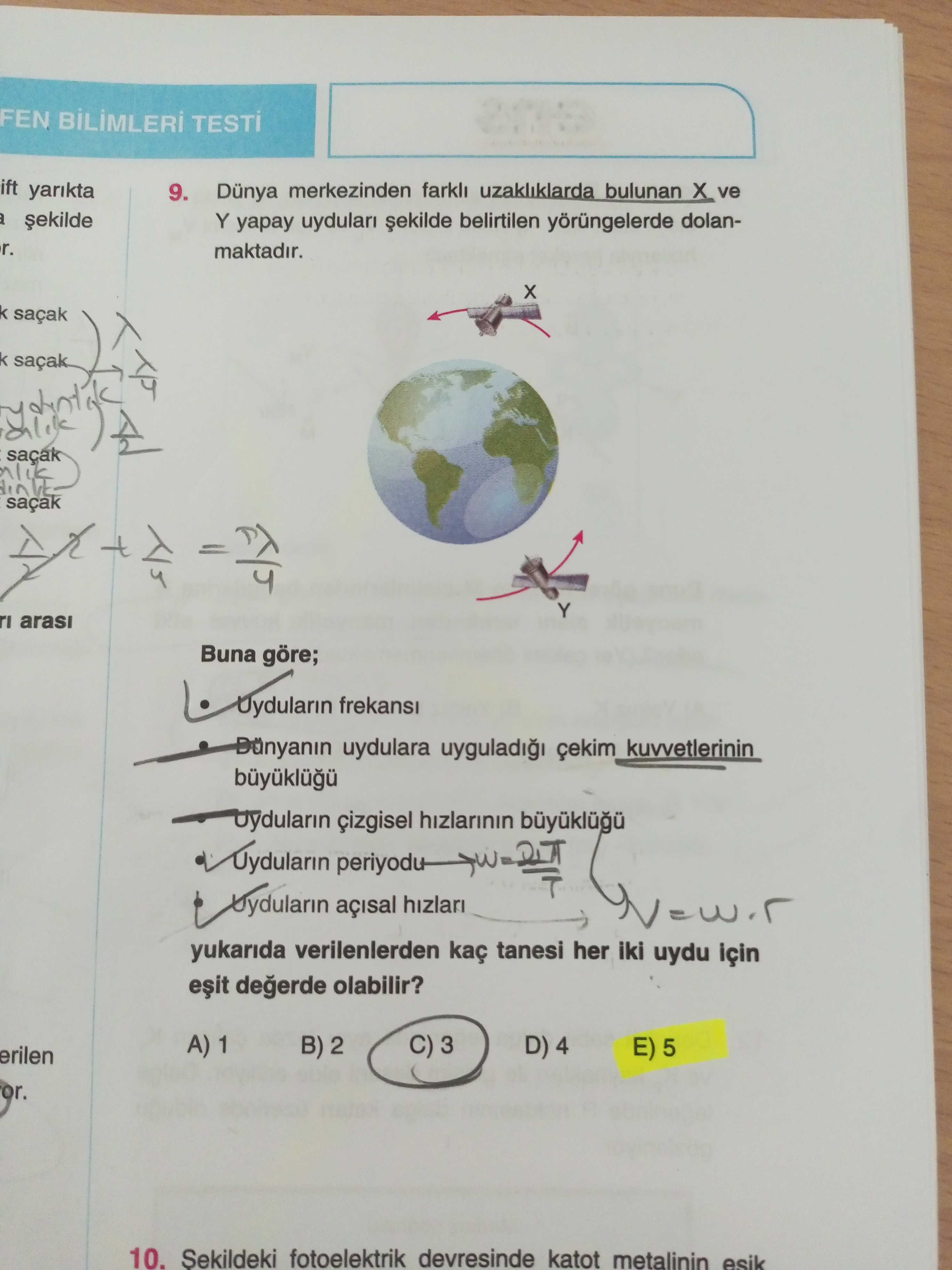 Dünya merkezinden farklı uzaklıklarda bulunan X ve Y yapay uyduları şekilde belirtilen yörüngelerde