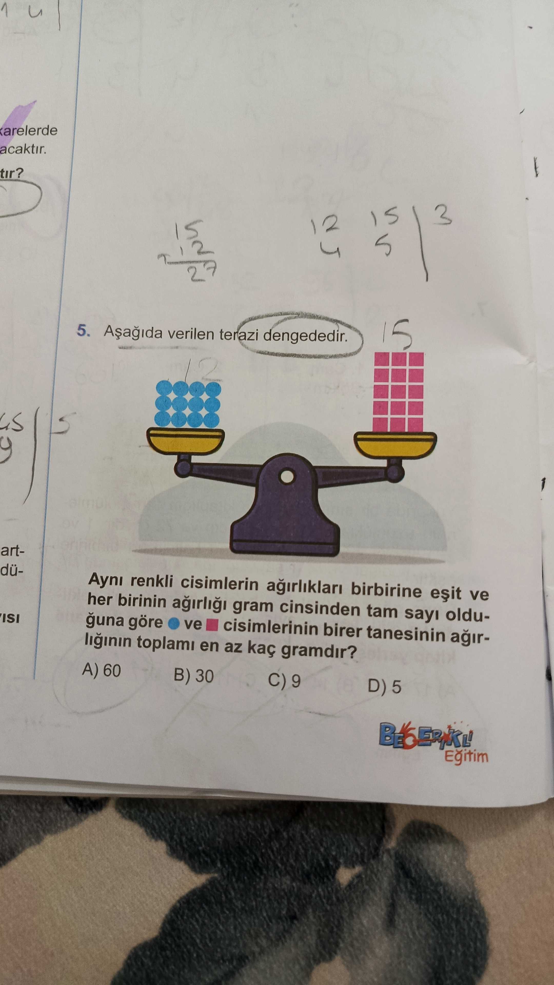 Aşağıda verilen terazi dengededir. Aynı renkli cisimlerin ağırlıkları birbirine eşit ve her birinin