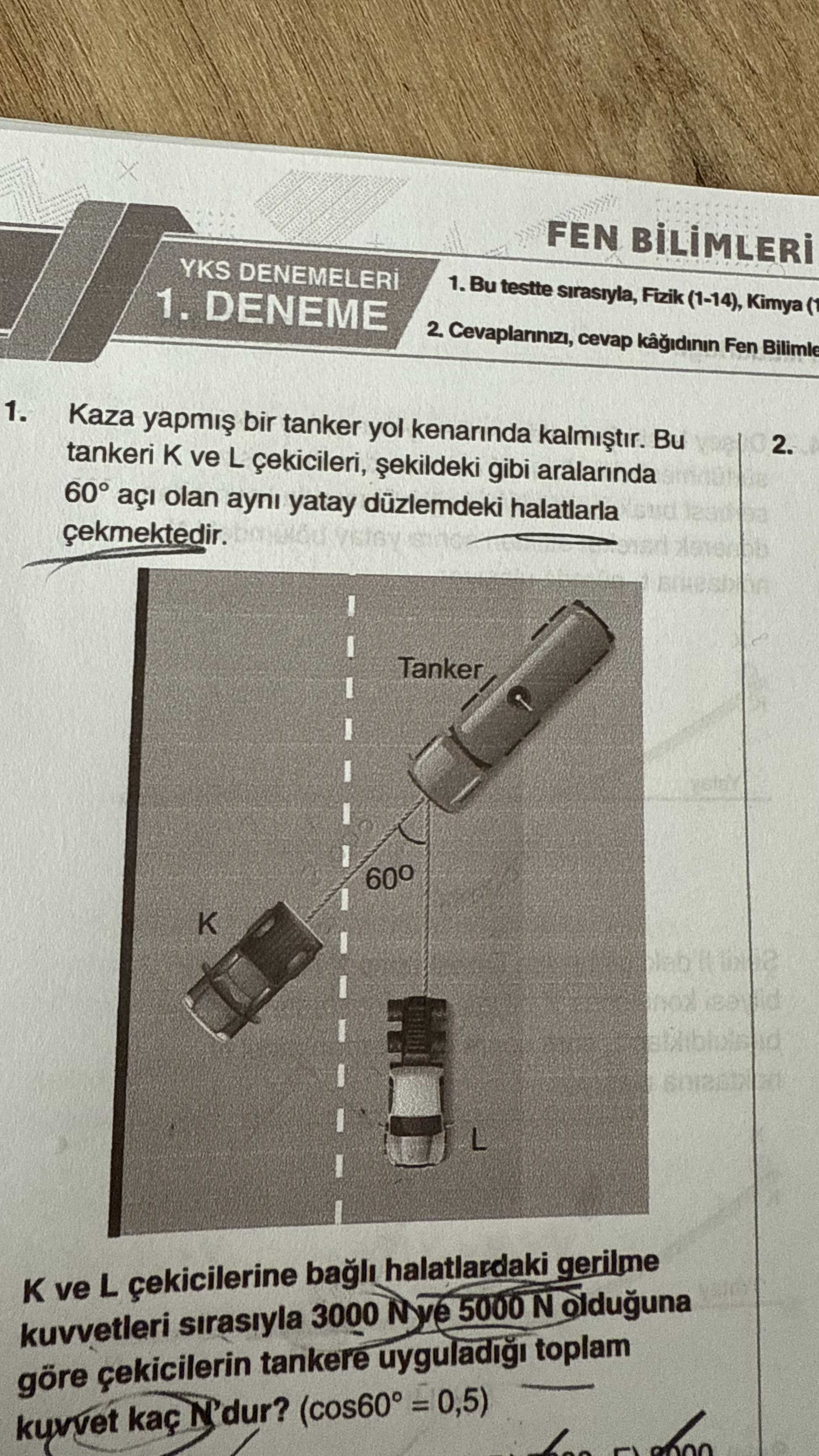 Kaza yapmış bir tanker yol kenarında kalmıştır. Bu tankeri K ve L çekicileri, şekildeki gibi