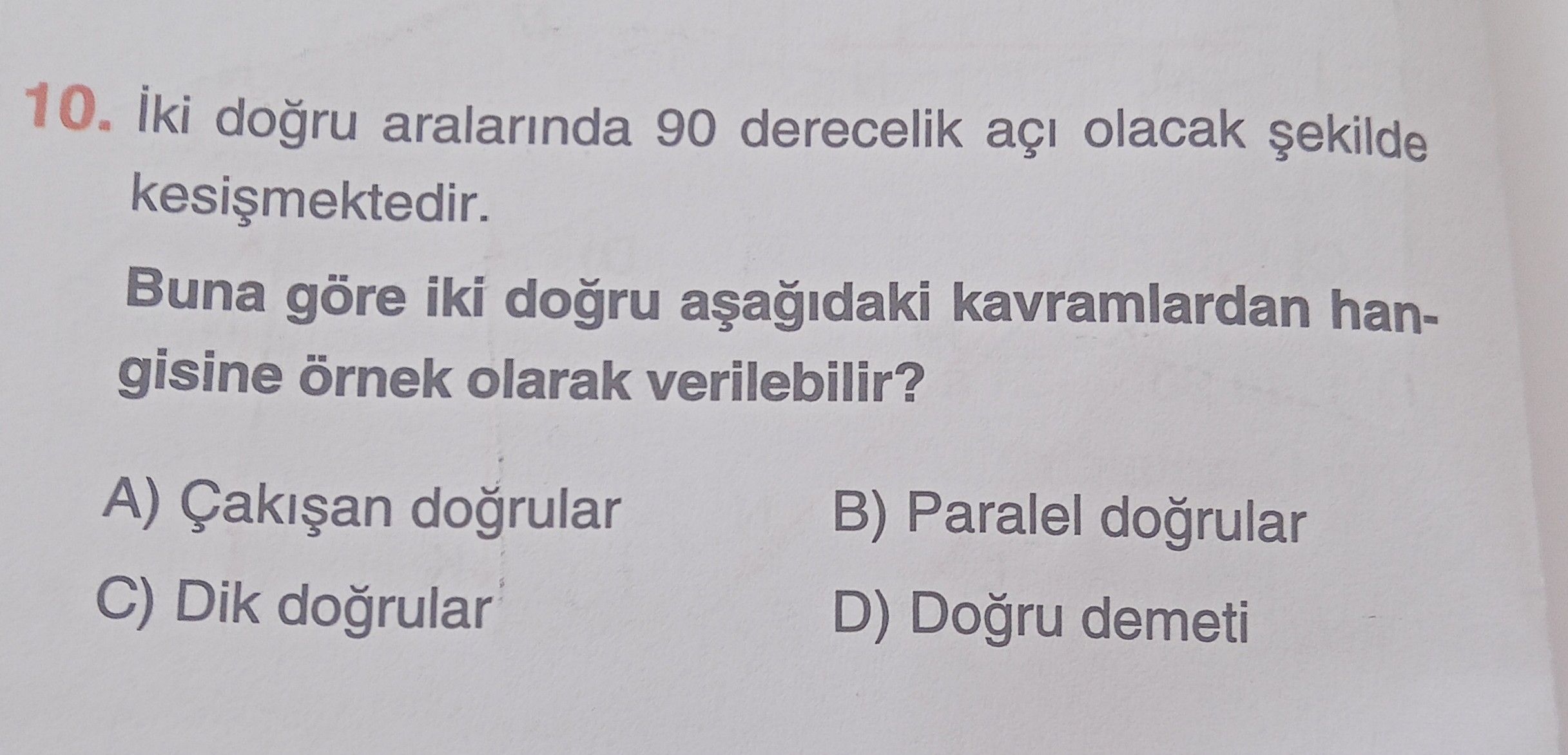 İki doğru aralarında 90 derecelik açı olacak şekilde kesişmektedir. Buna göre iki doğru aşağıdaki