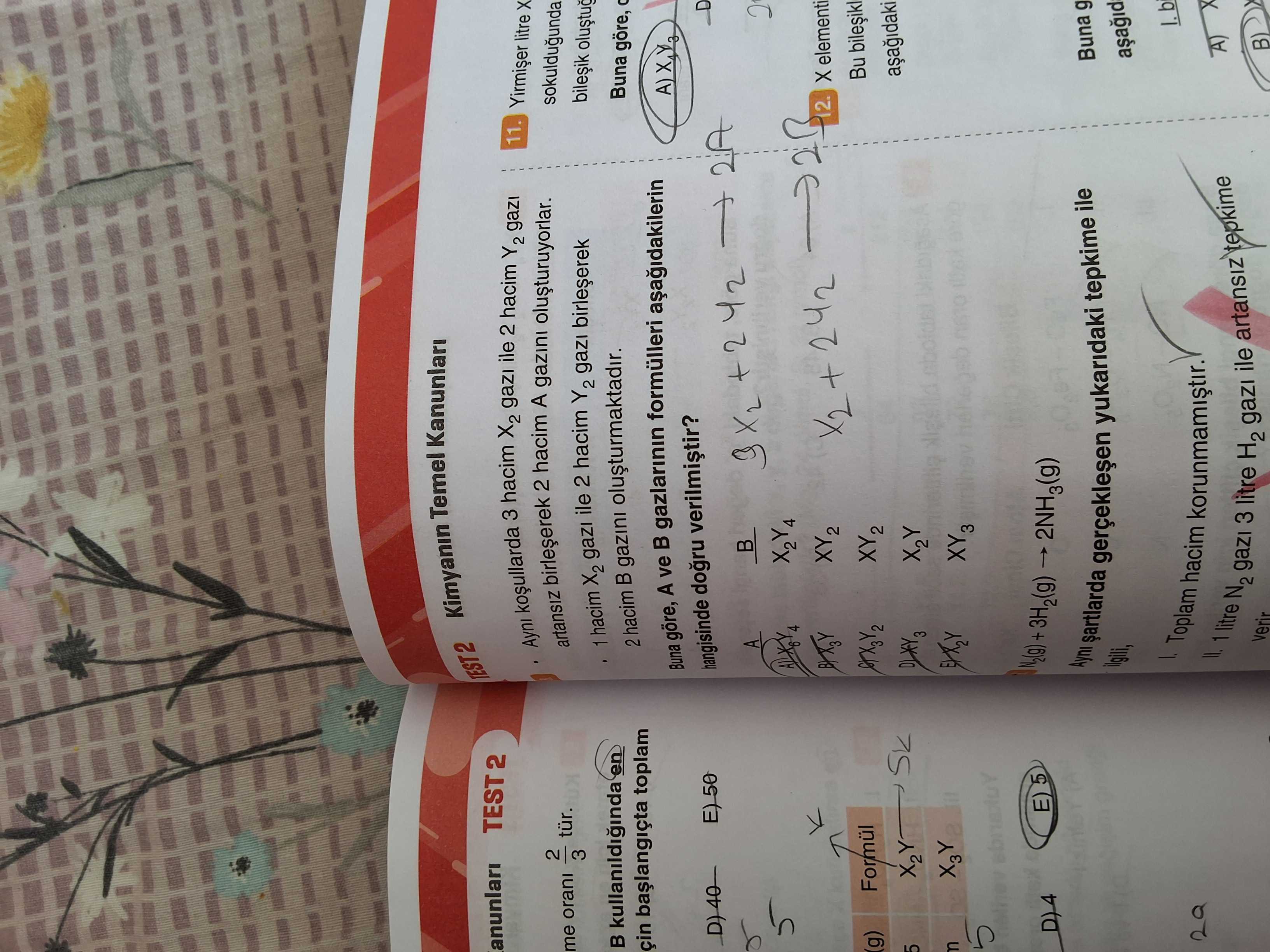 Aynı koşullarda 3 hacim X₂ gazı ile 2 hacim Y₂ gazı artansız birleşerek 2 hacim A gazını