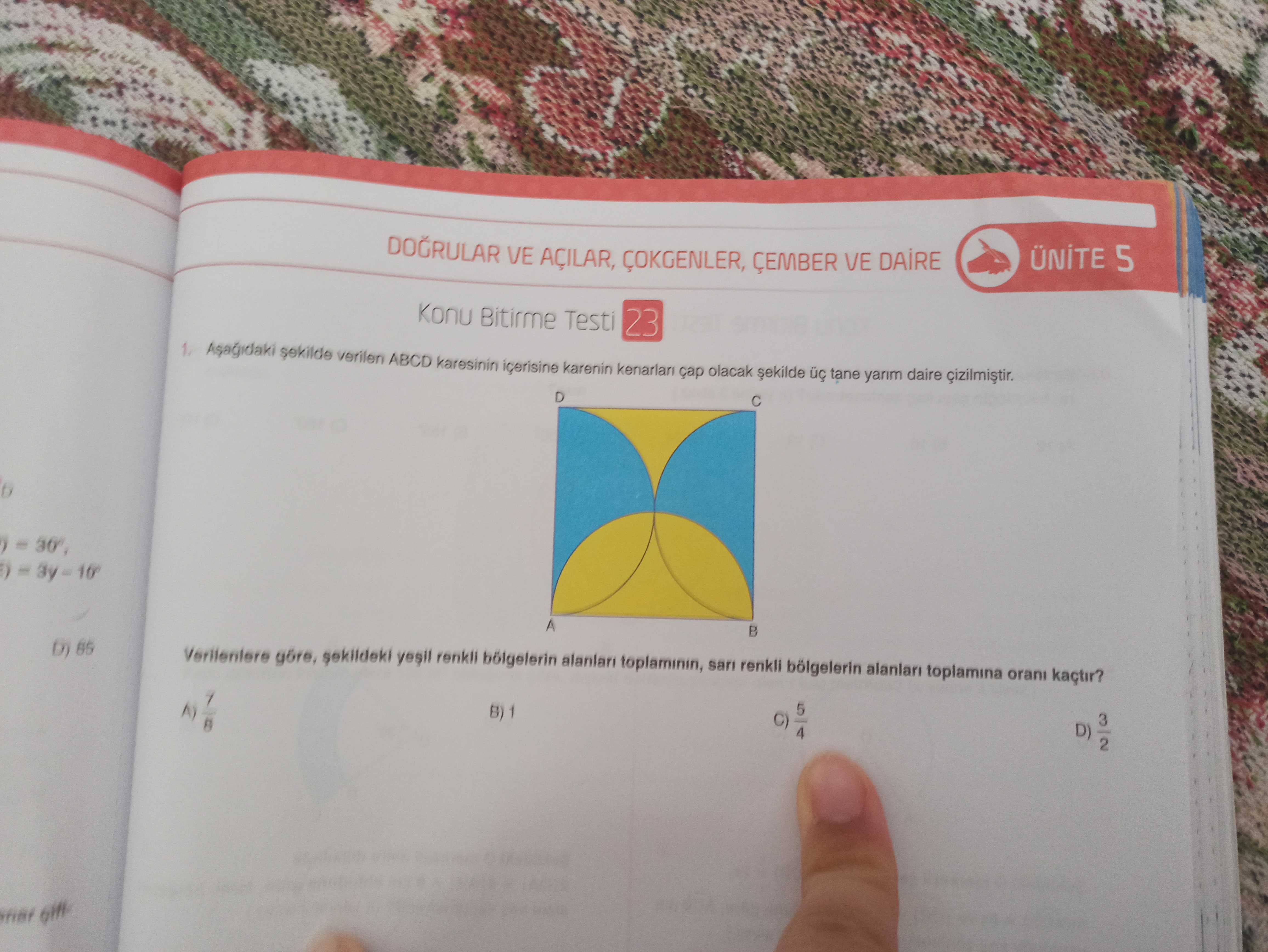 Aşağıdaki şekilde verilen ABCD karesinin içerisine karenin kenarları çap olacak şekilde üç tane