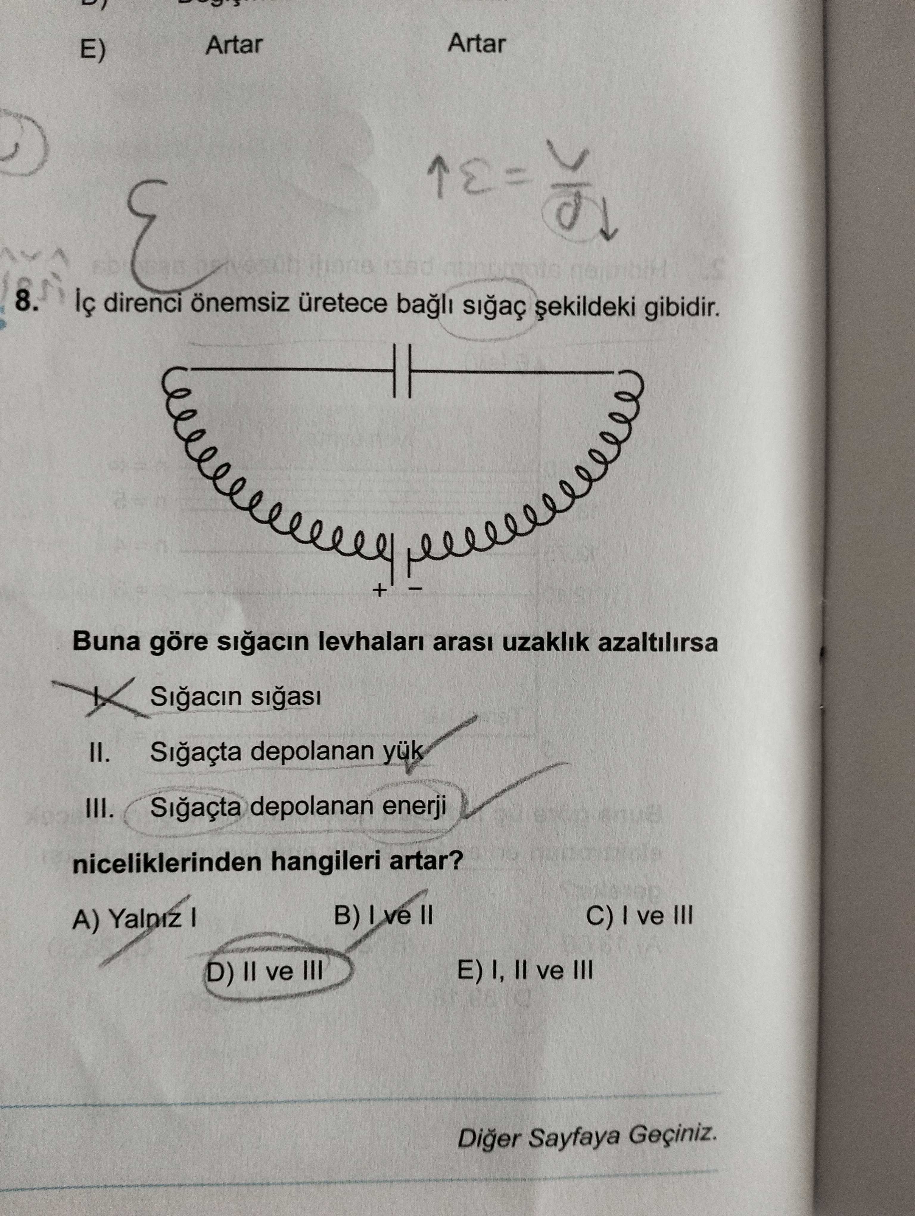 İç direnci önemsiz üretece bağlı sığaç şekildeki gibidir. Buna göre sığacın levhaları arası uzaklık