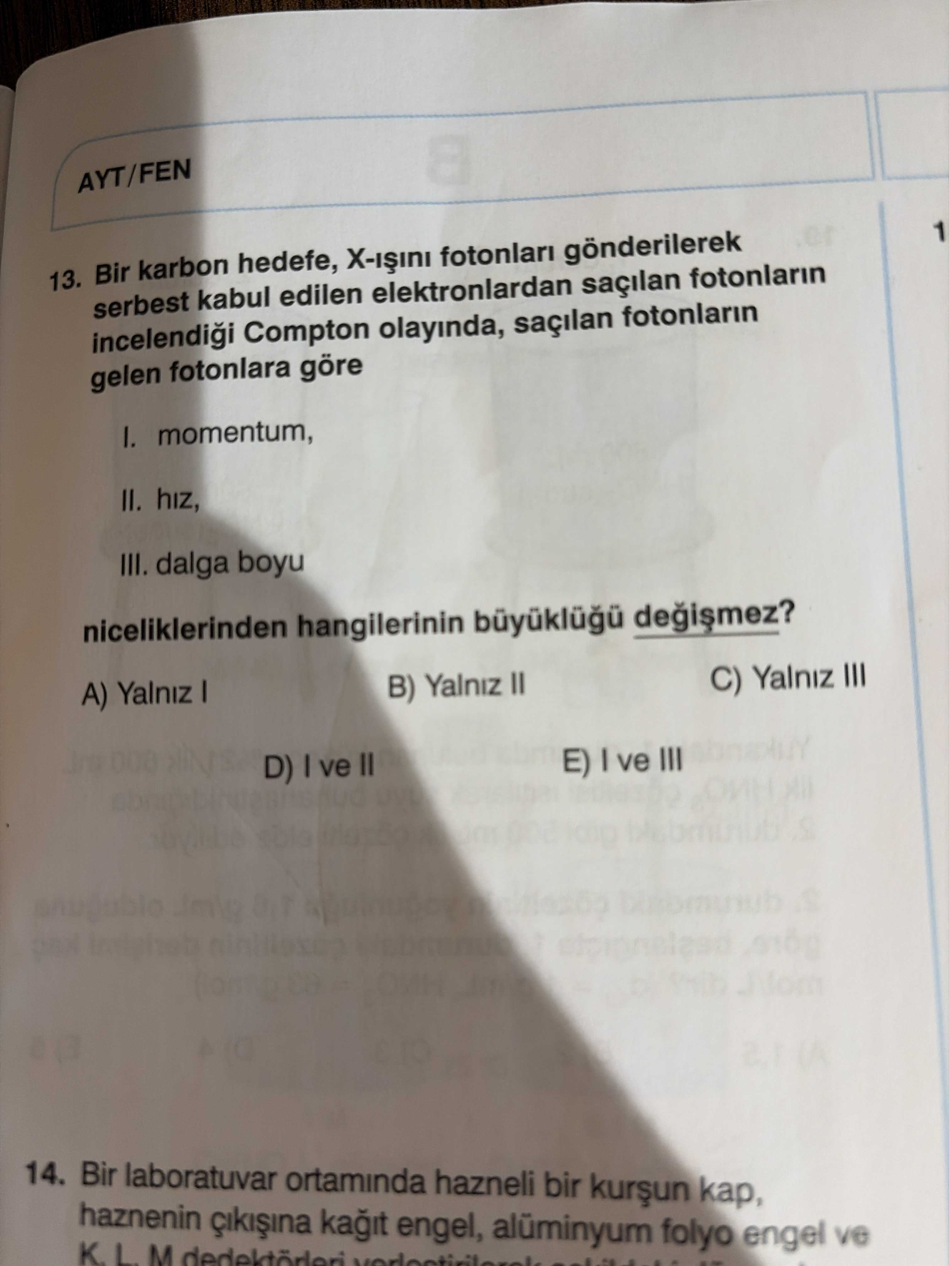 Bir karbon hedefe, X-ışını fotonları gönderilerek serbest kabul edilen elektronlardan saçılan