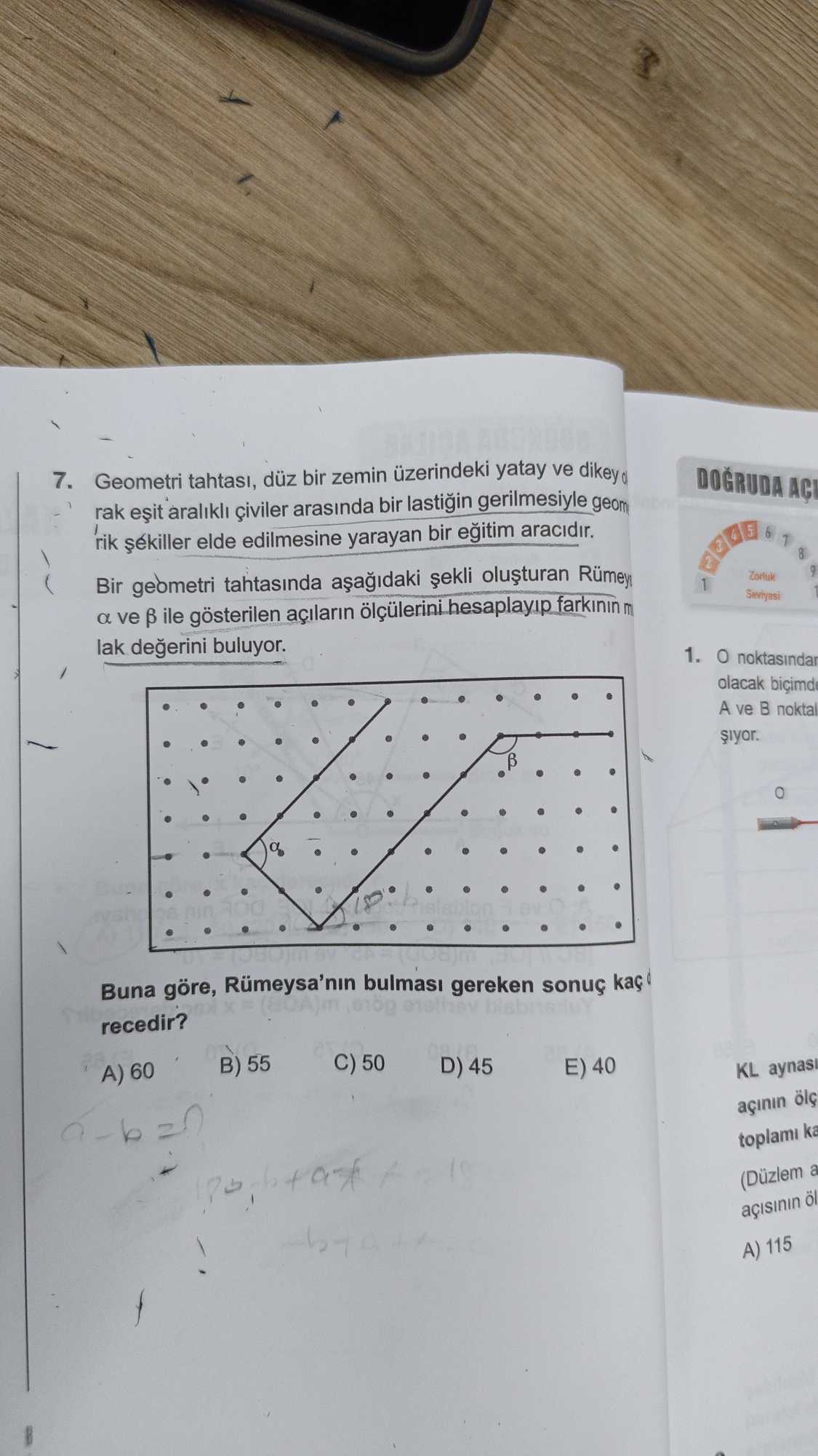 Geometri tahtası, düz bir zemin üzerindeki yatay ve dikey olarak eşit aralıklı çiviler arasında bir