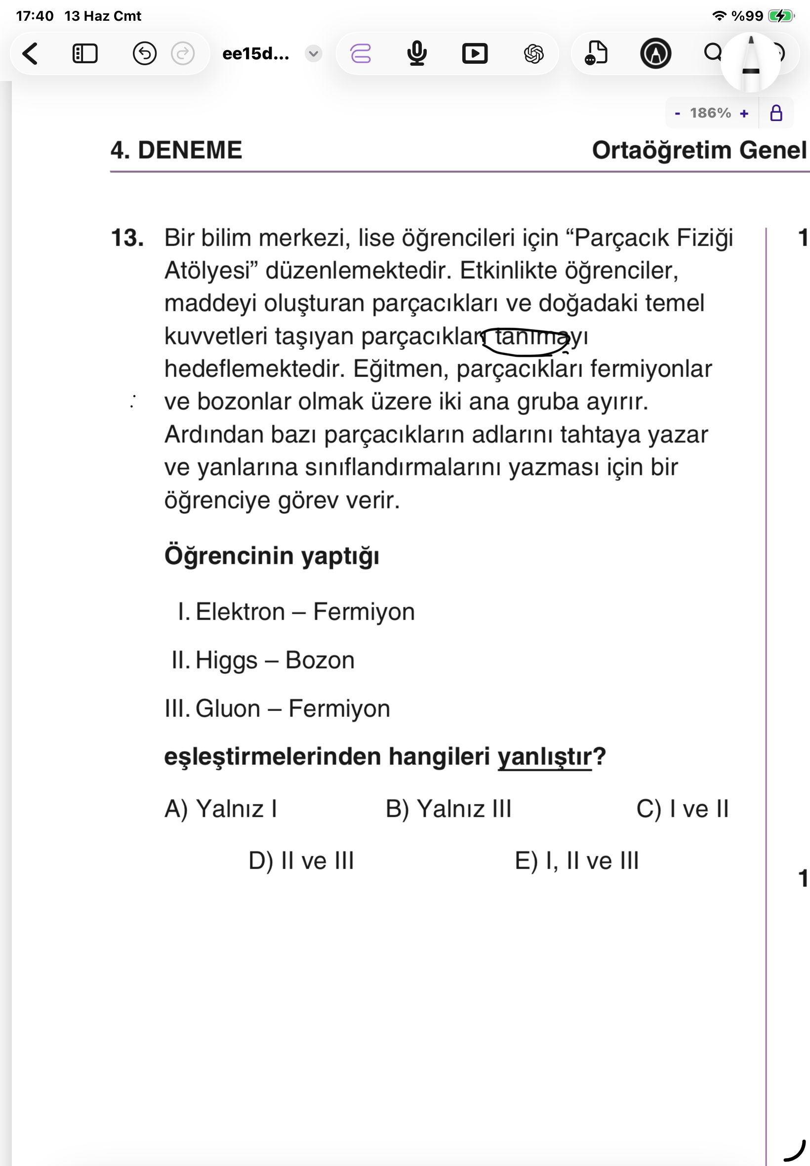 Bir bilim merkezi, lise öğrencileri için "Parçacık Fiziği Atölyesi" düzenlemektedir. Etkinlikte