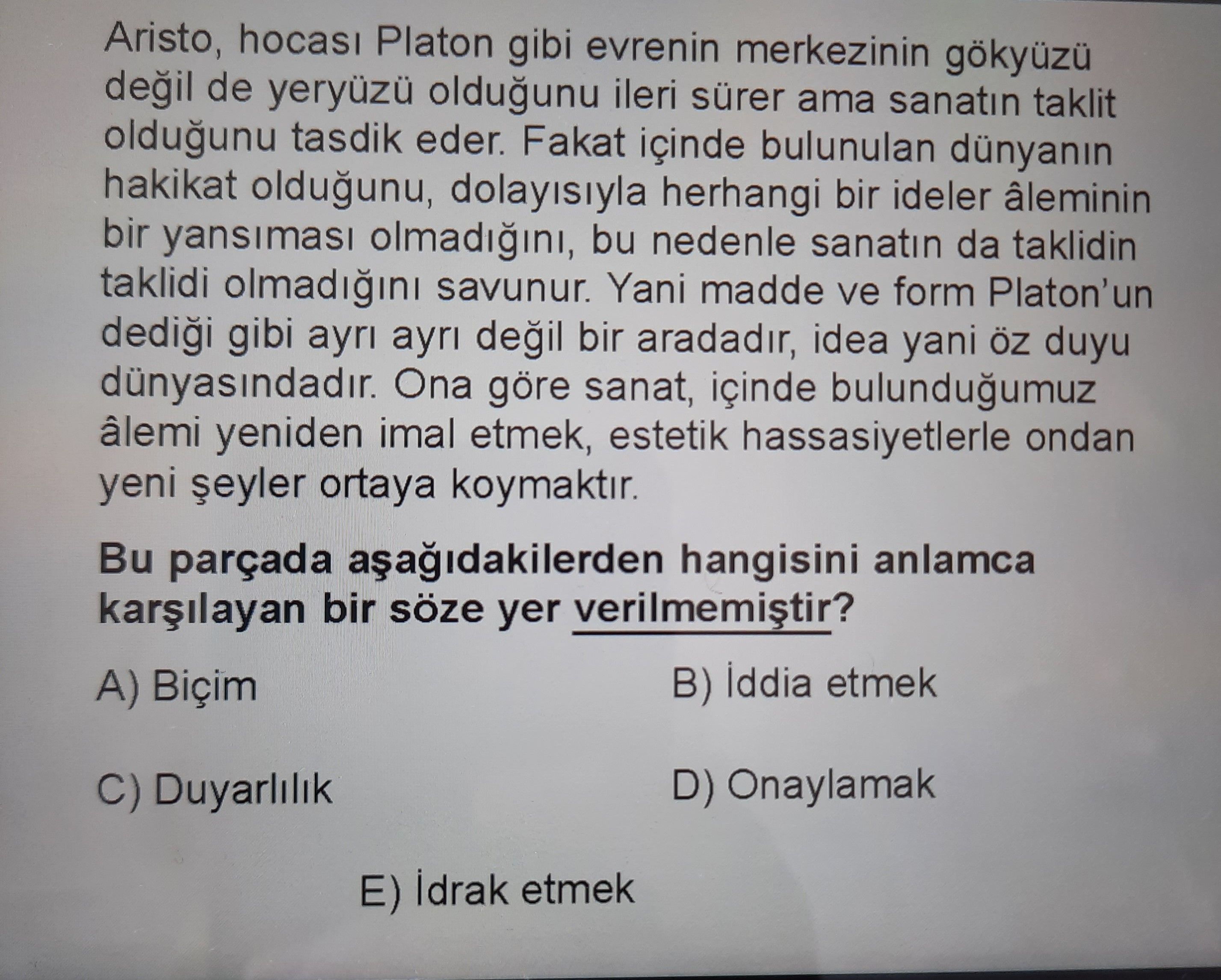 Aristo, hocası Platon gibi evrenin merkezinin gökyüzü değil de yeryüzü olduğunu ileri sürer ama