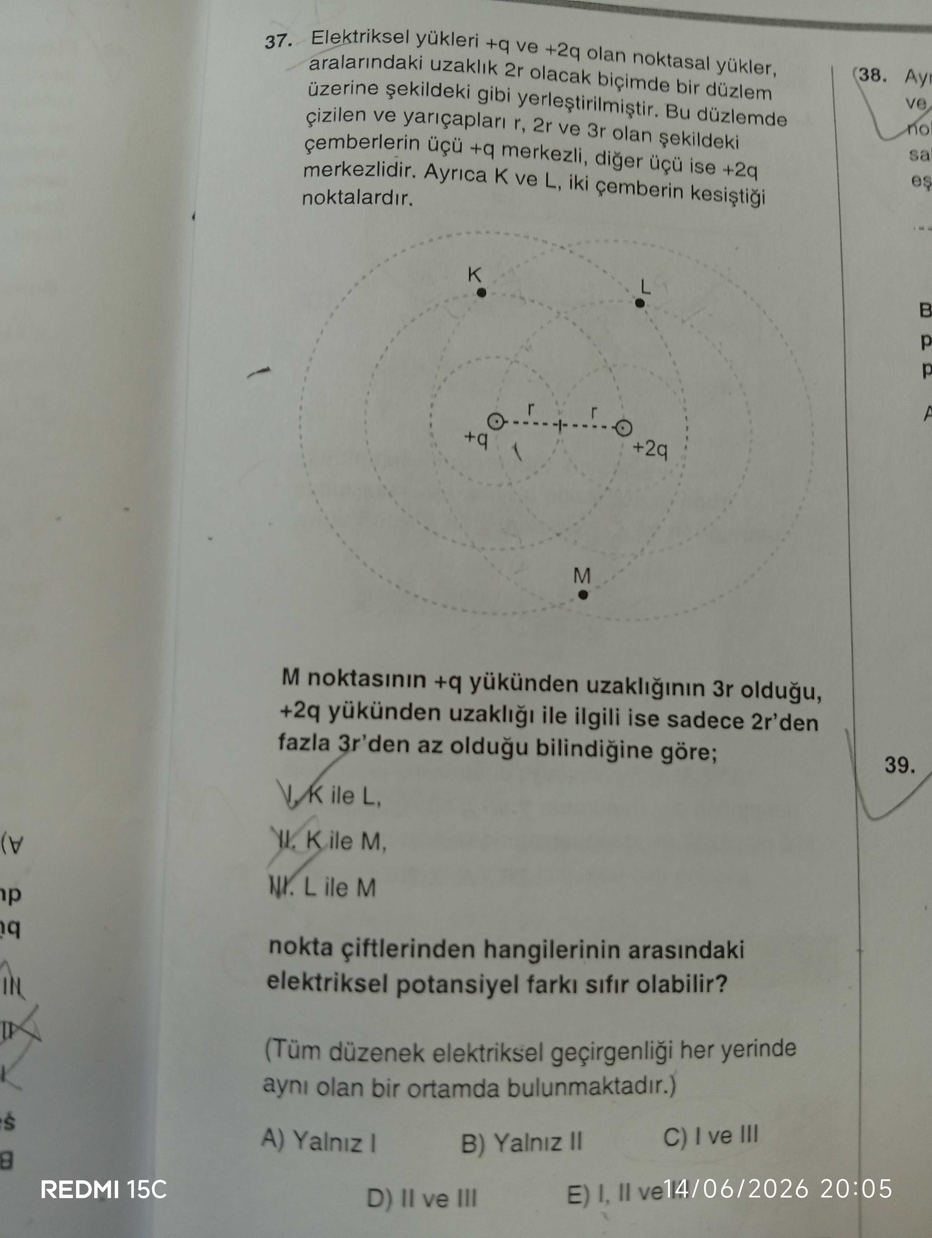 Elektriksel yükleri +q ve +2q olan noktasal yükler, aralarındaki uzaklık 2r olacak biçimde bir