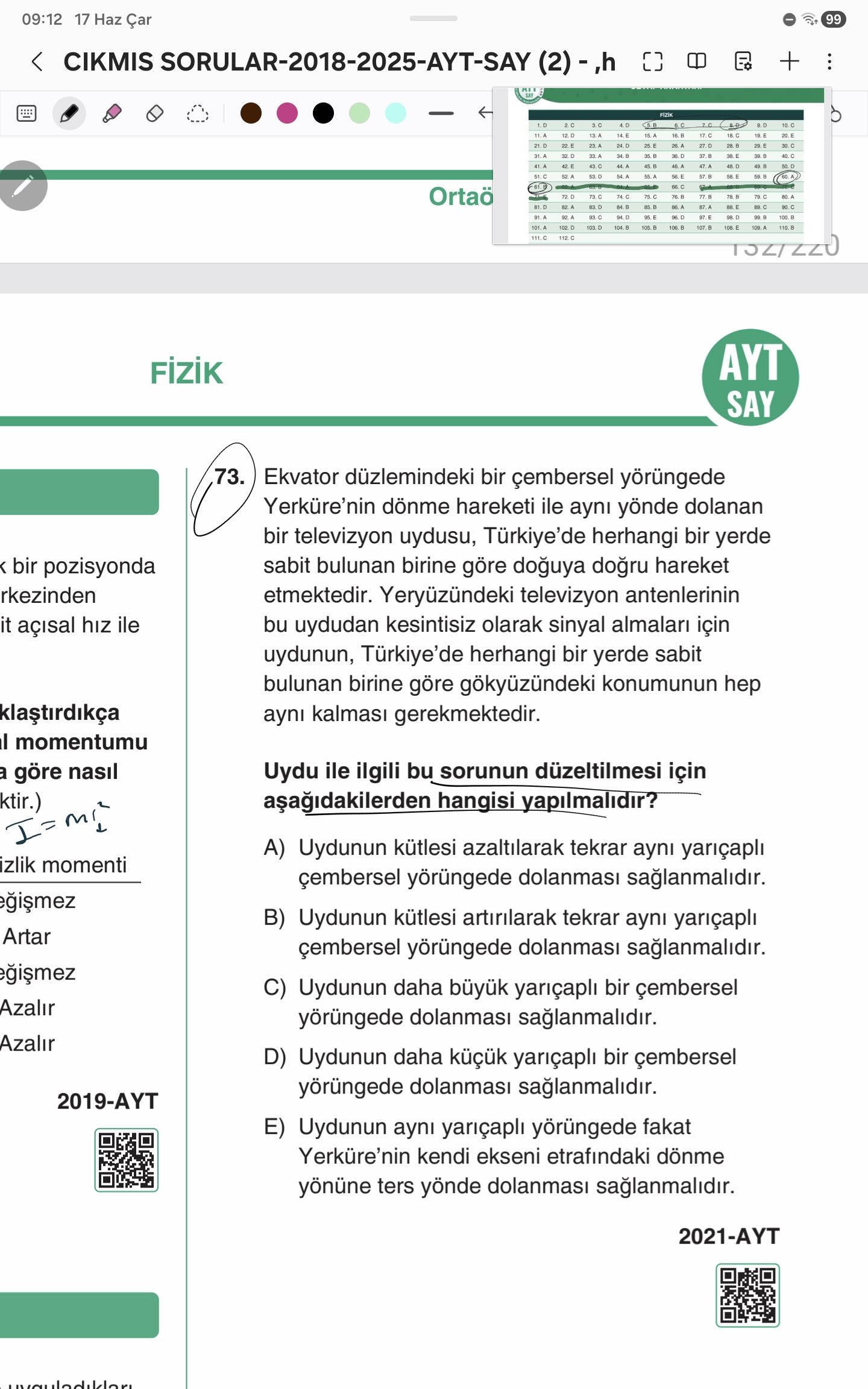 Ekvator düzlemindeki bir çembersel yörüngede Yerküre'nin dönme hareketi ile aynı yönde dolanan bir