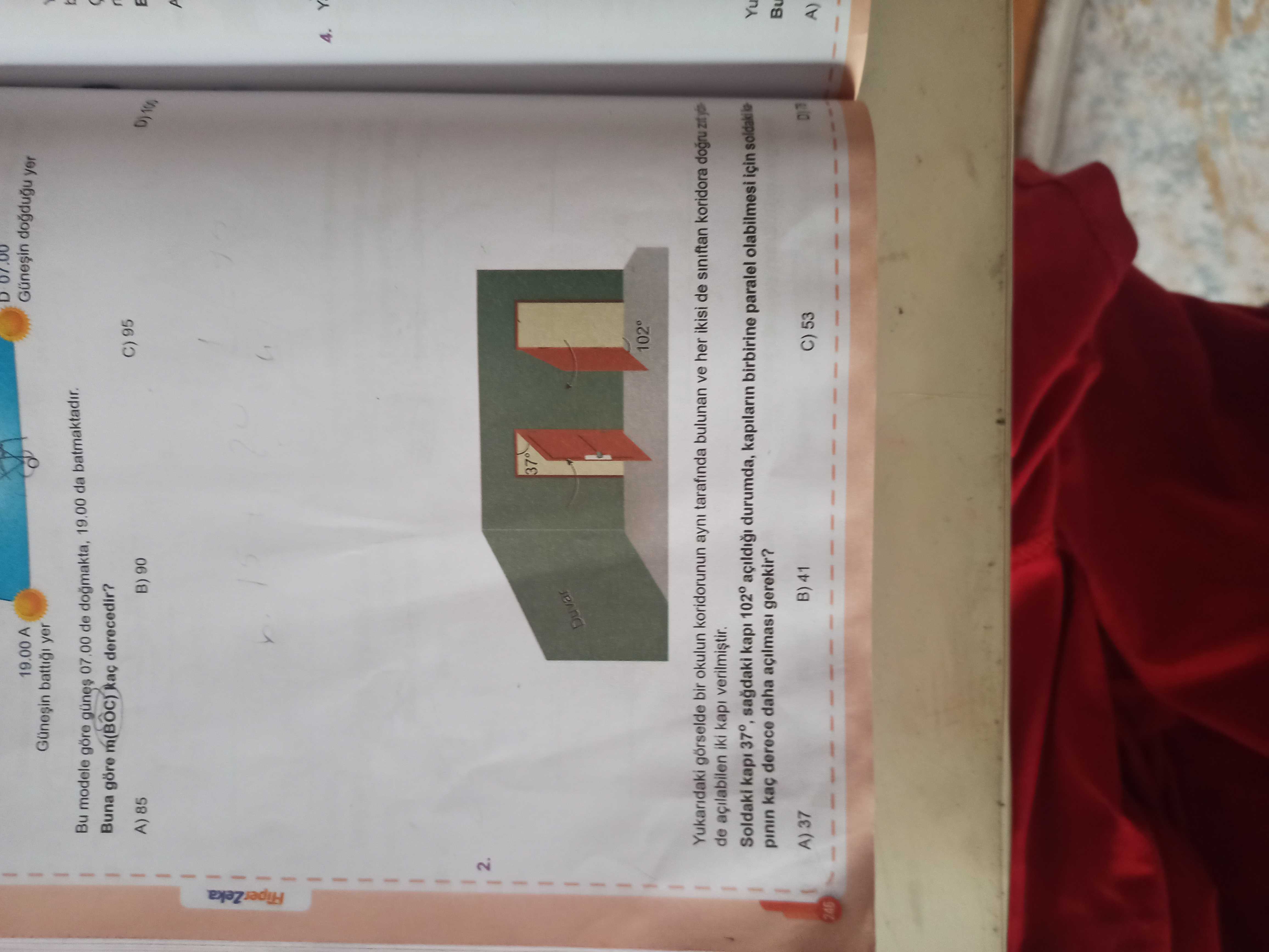 Yukarıdaki görselde bir okulun koridorunun aynı tarafında bulunan ve her ikisi de sınıftan koridora