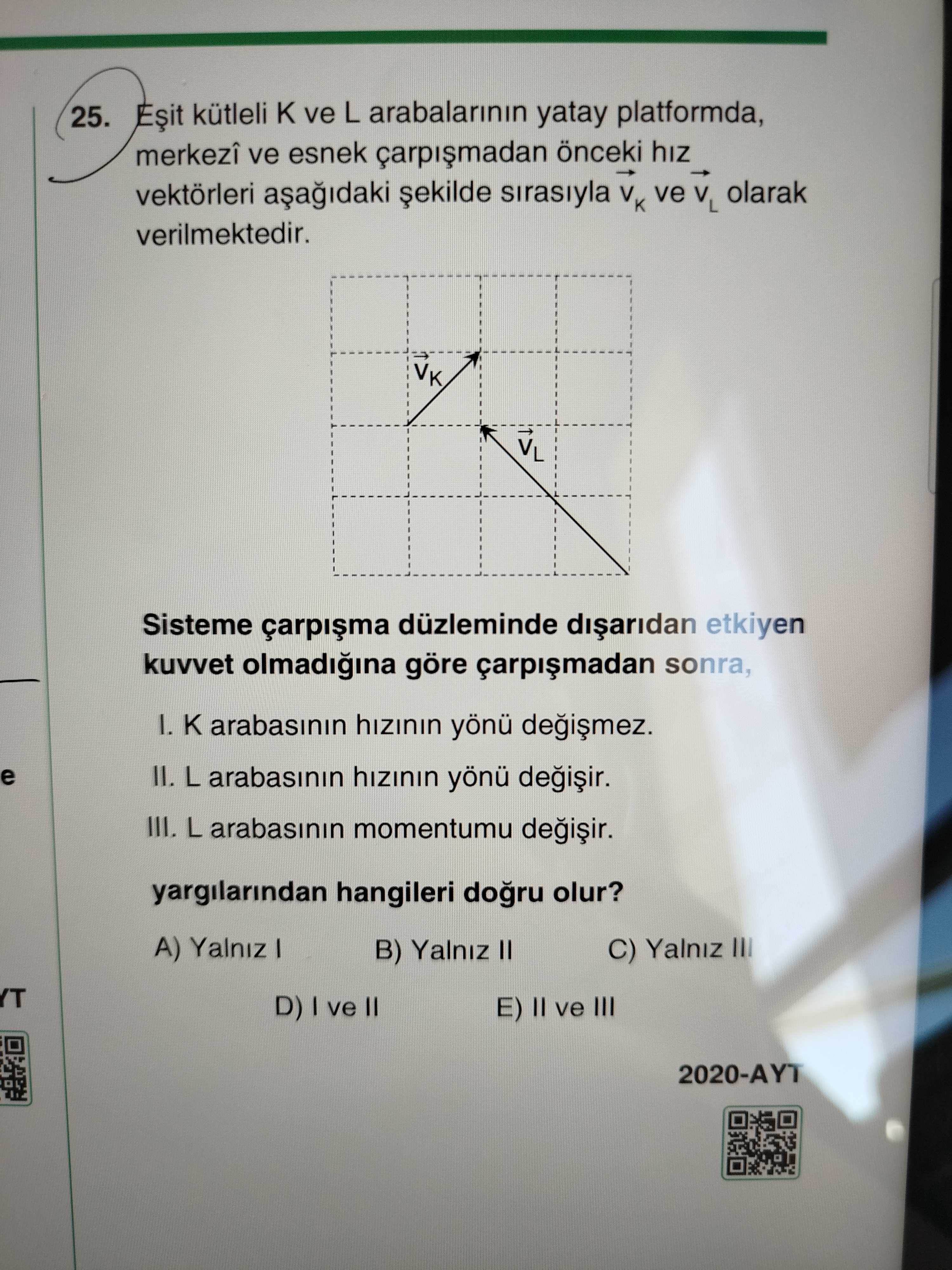 Eşit kütleli K ve L arabalarının yatay platformda, merkezî ve esnek çarpışmadan önceki hız