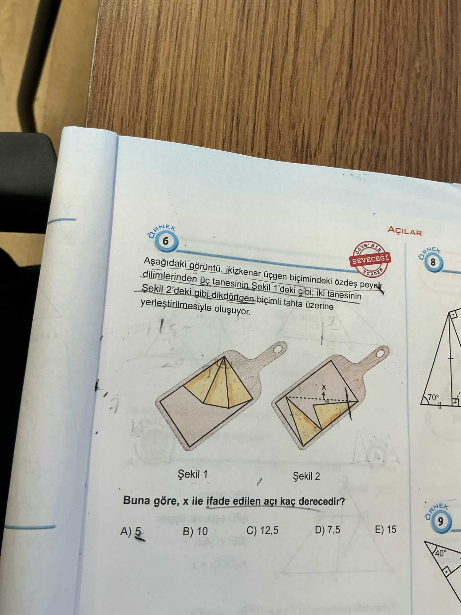 Aşağıdaki görüntü, ikizkenar üçgen biçimindeki özdeş peynir dilimlerinden üç tanesinin Şekil 1'deki