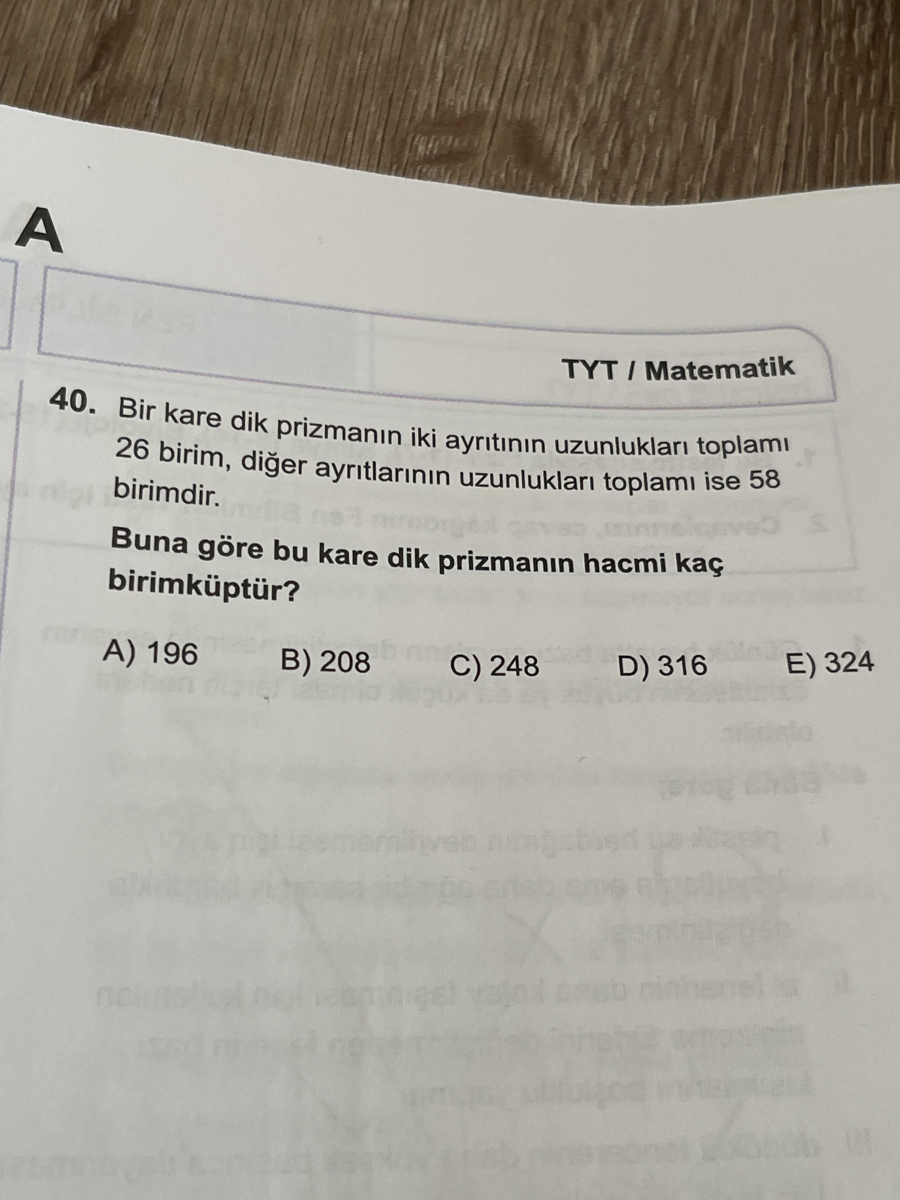 Bir kare dik prizmanın iki ayrıtının uzunlukları toplamı 26 birim, diğer ayrıtlarının uzunlukları