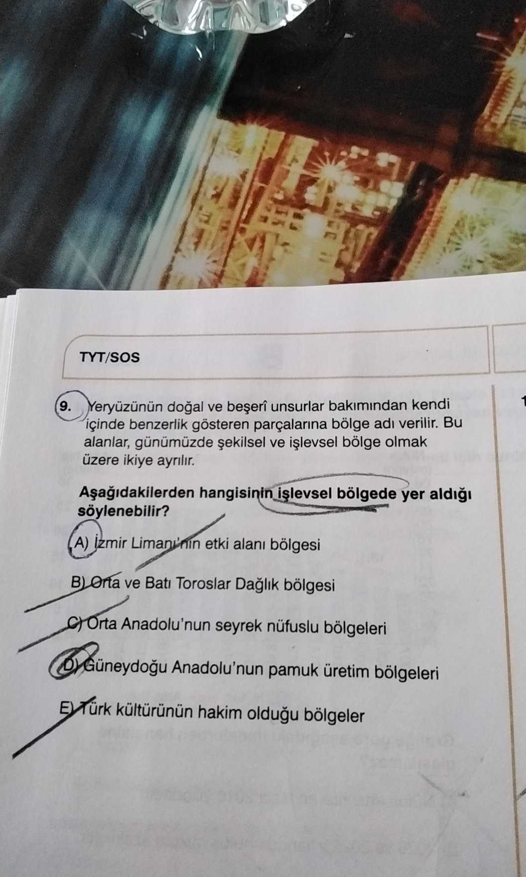 Yeryüzünün doğal ve beşerî unsurlar bakımından kendi içinde benzerlik gösteren parçalarına bölge adı