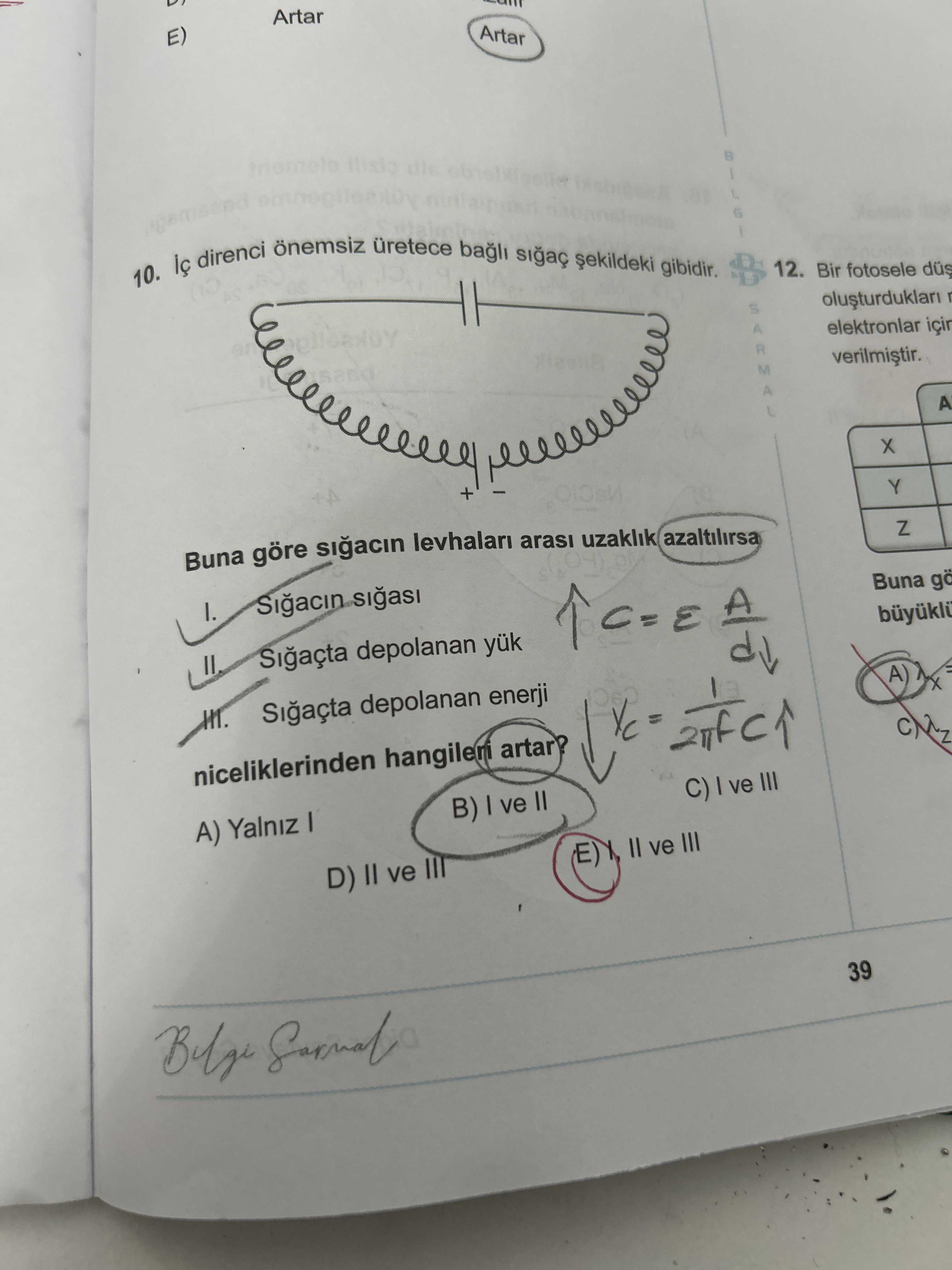 İç direnci önemsiz üretece bağlı sığaç şekildeki gibidir. Buna göre sığacın levhaları arası uzaklık
