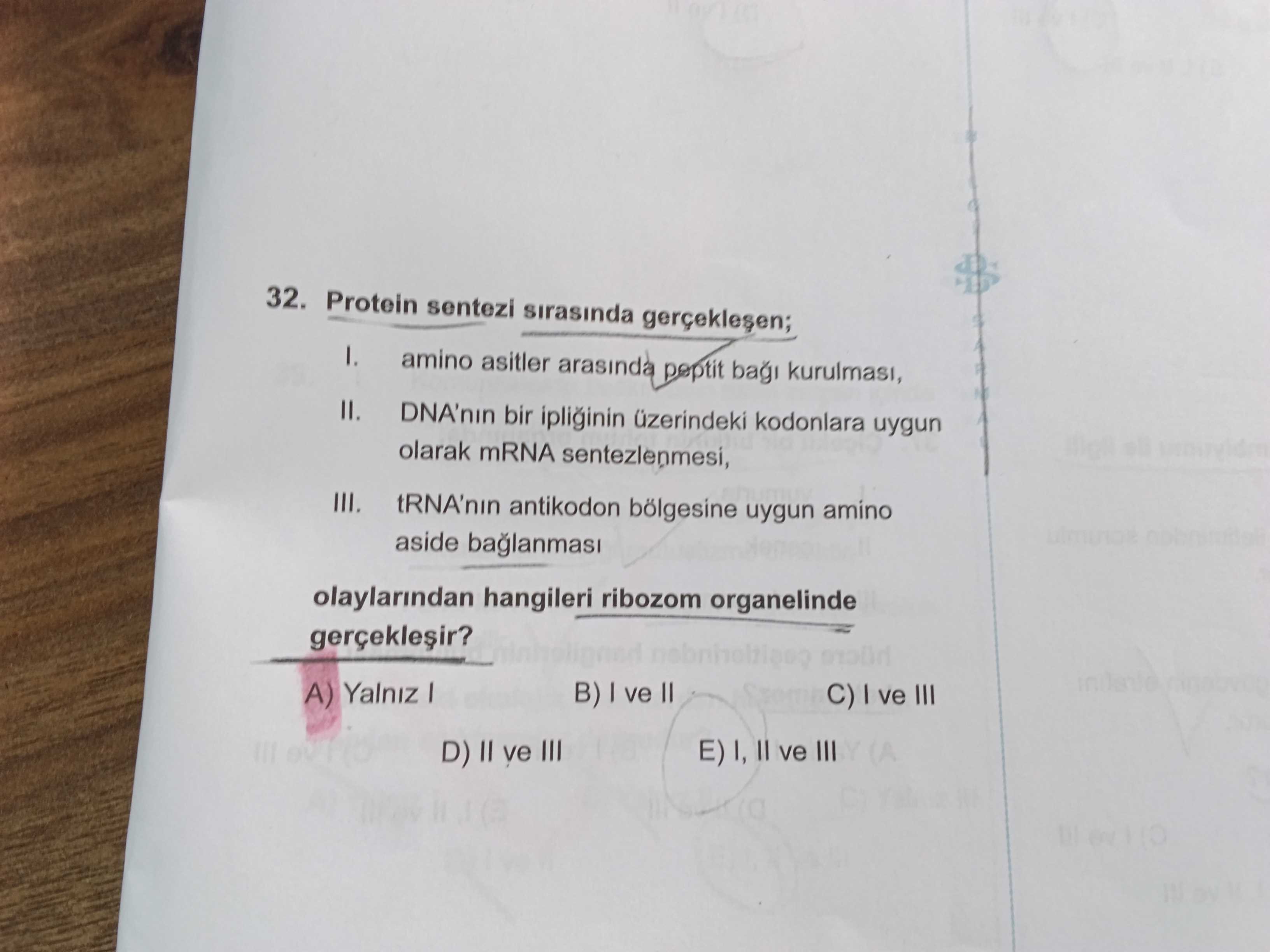 Protein sentezi sırasında gerçekleşen; I. amino asitler arasında peptit bağı kurulması, II. DNA'nın