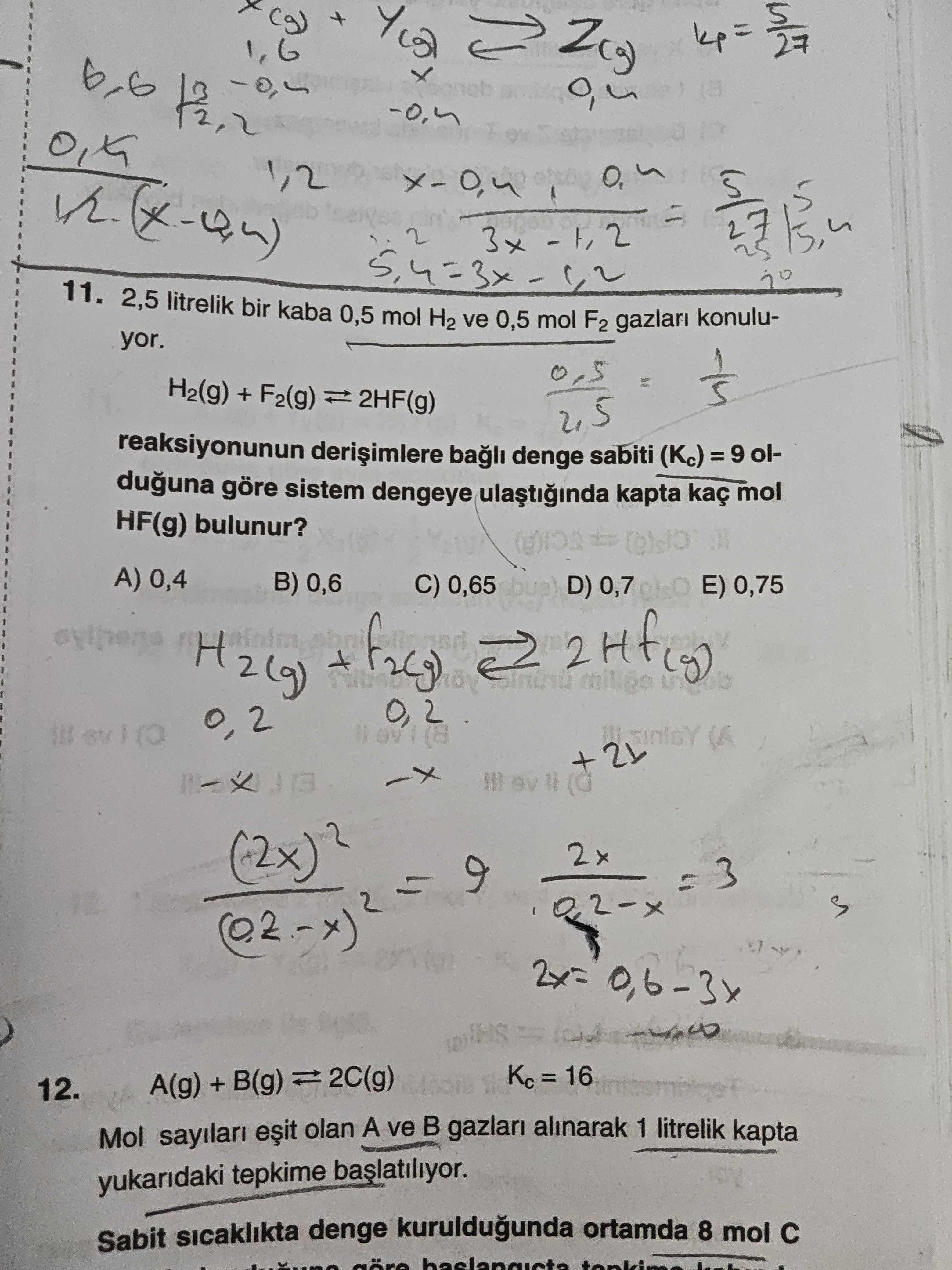 2,5 litrelik bir kaba 0,5 mol H₂ ve 0,5 mol F₂ gazları konuluyor. H₂(g) + F₂(g) ⇌ 2HF(g)