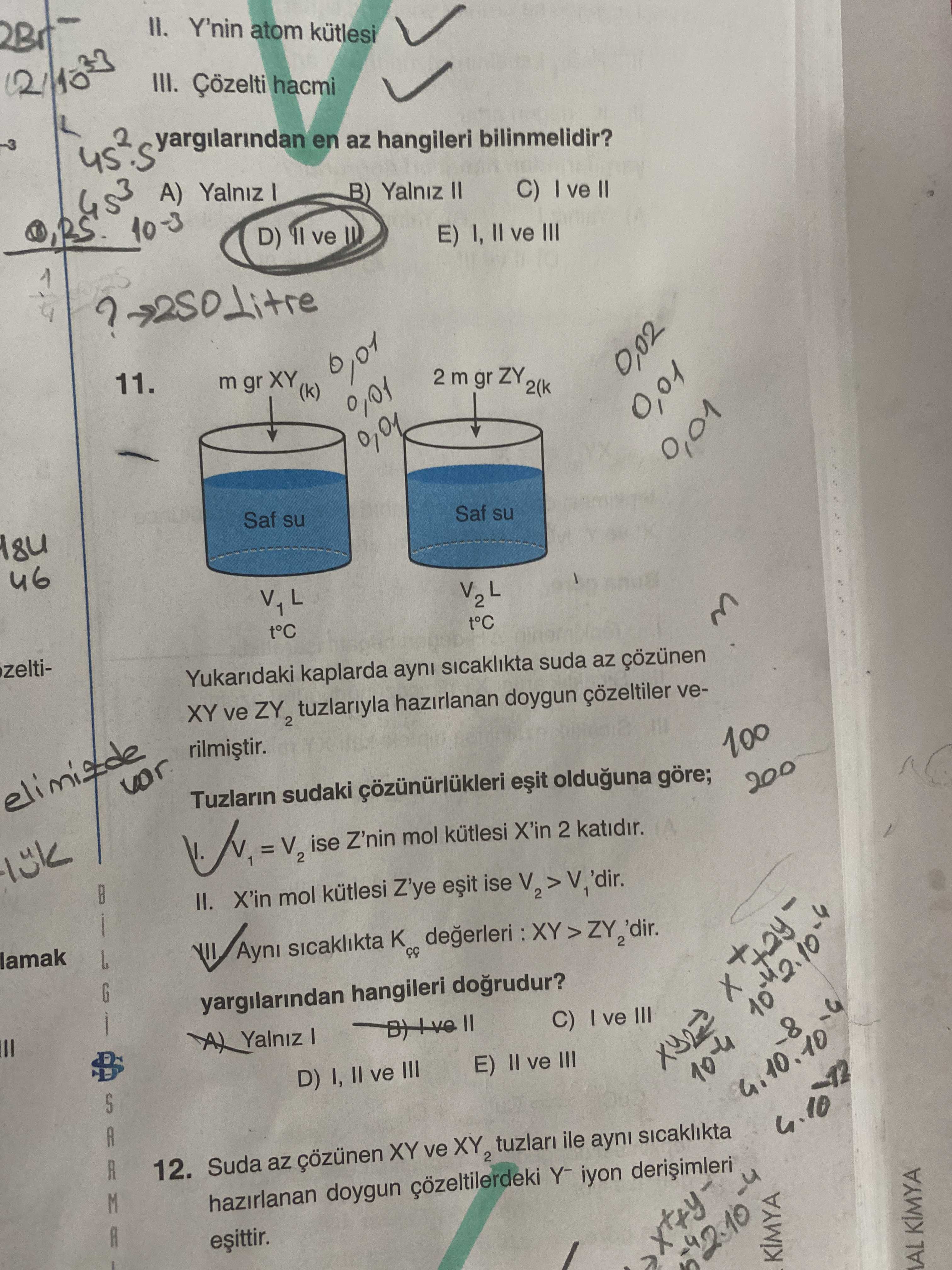 Yukarıdaki kaplarda aynı sıcaklıkta suda az çözünen XY ve ZY₂ tuzlarıyla hazırlanan doygun