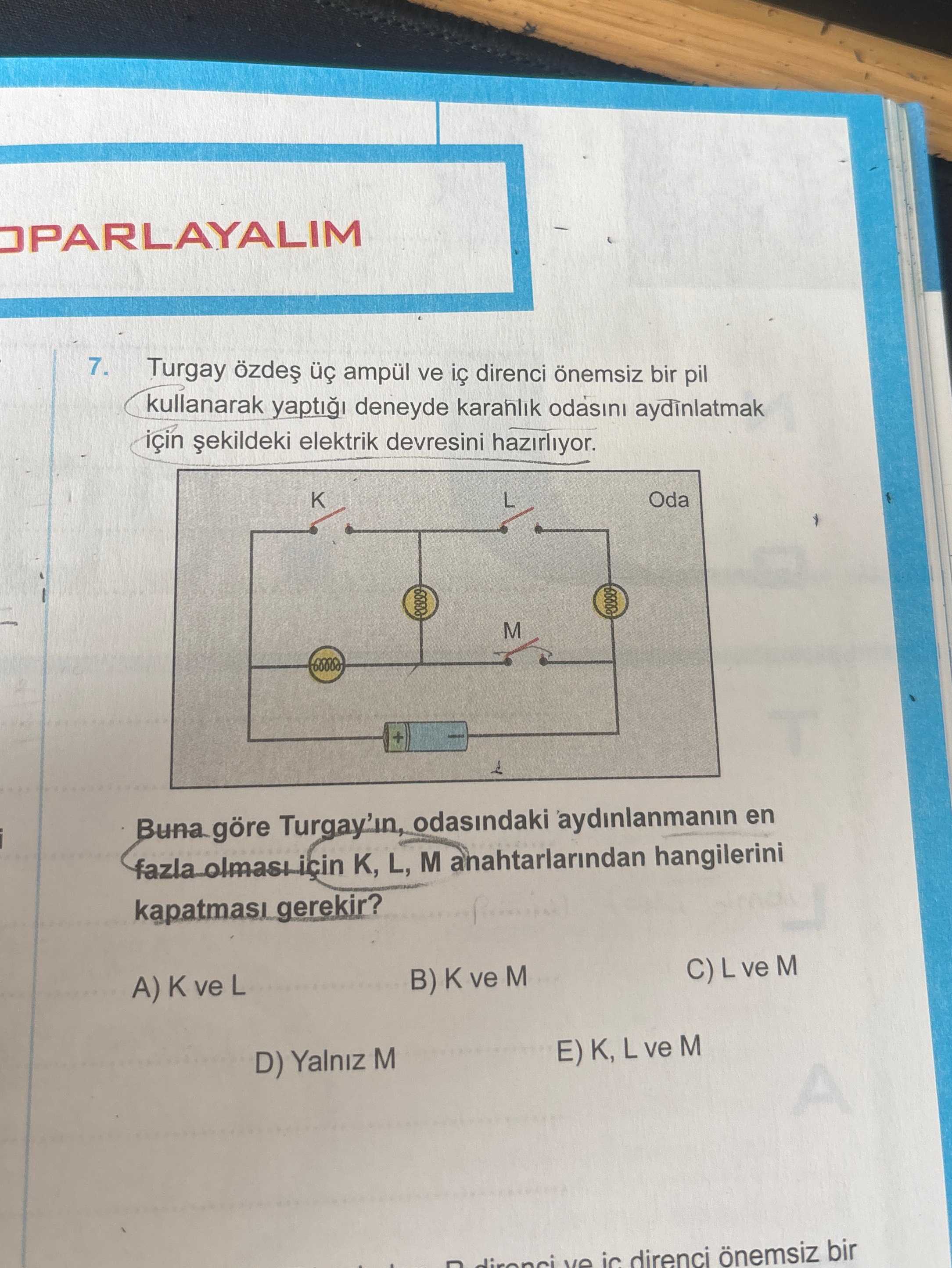 Turgay özdeş üç ampül ve iç direnci önemsiz bir pil kullanarak yaptığı deneyde karanllık odasını