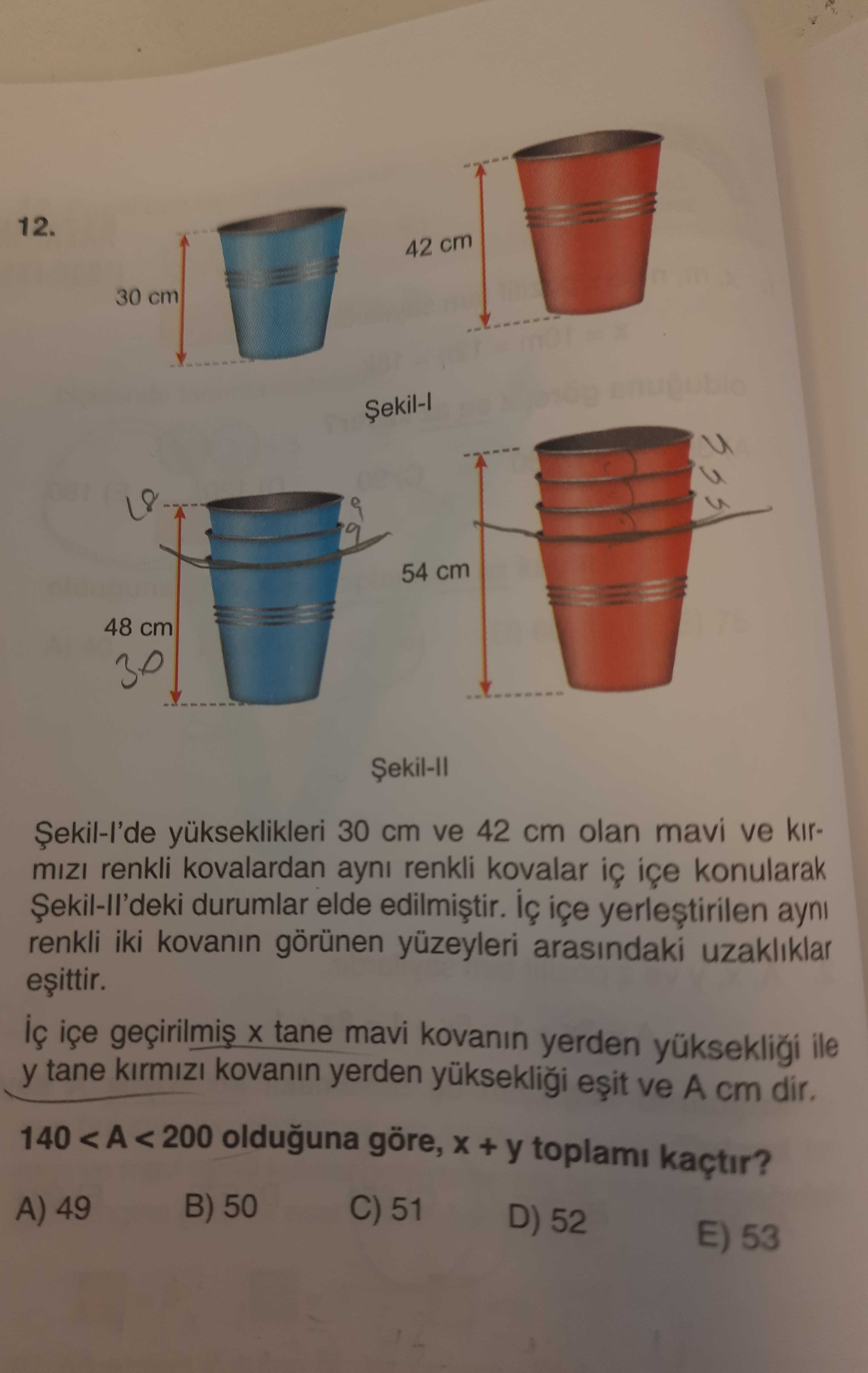 Şekil-I'de yükseklikleri 30 cm ve 42 cm olan mavi ve kırmızı renkli kovalardan aynı renkli kovalar