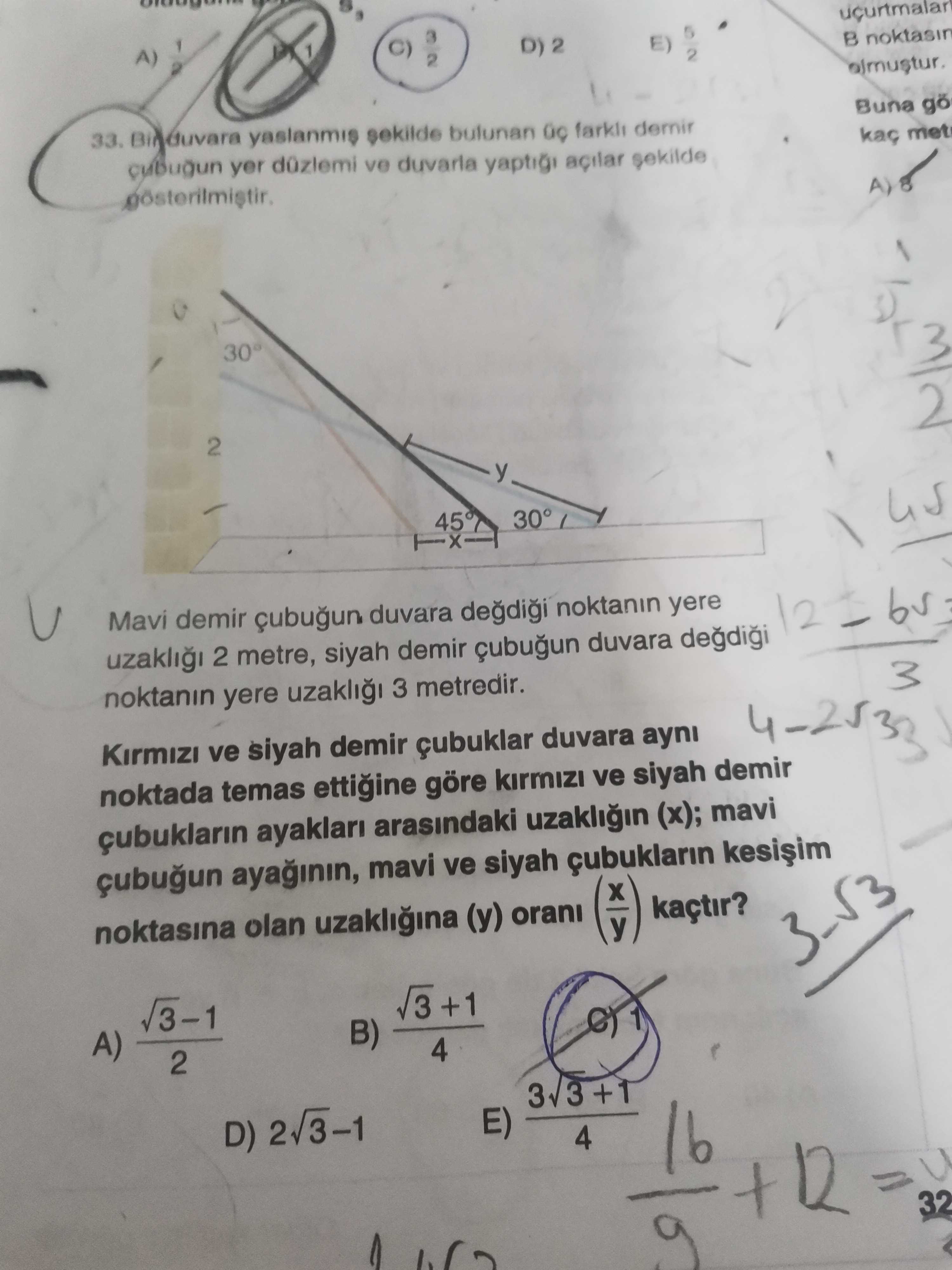 Bir duvara yaslanmış şekilde bulunan üç farklı demir çubuğun yer düzlemi ve duvarla yaptığı açılar