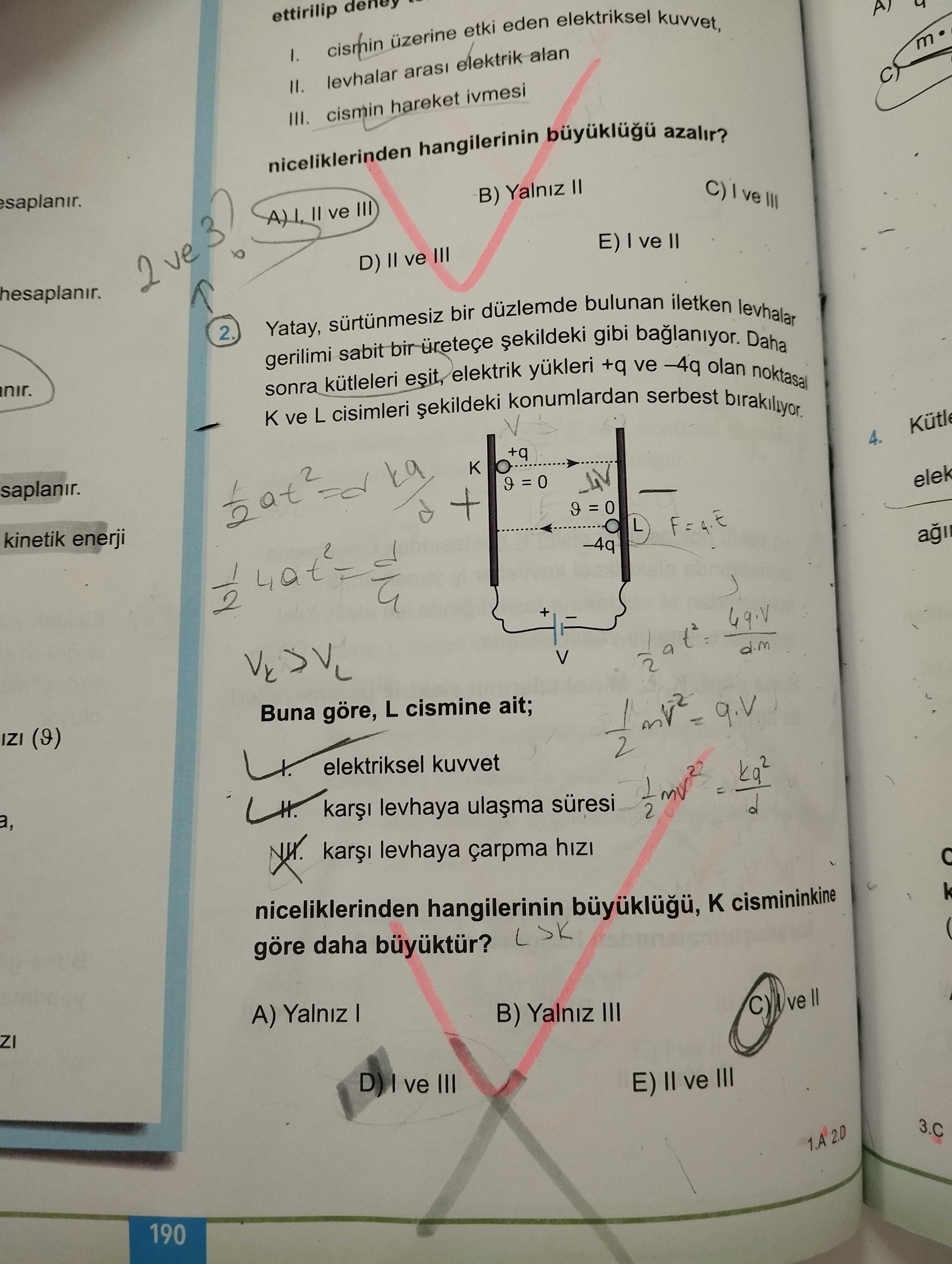 Yatay, sürtünmesiz bir düzlemde bulunan iletken levhalar gerilimi sabit bir üreteçe şekildeki gibi