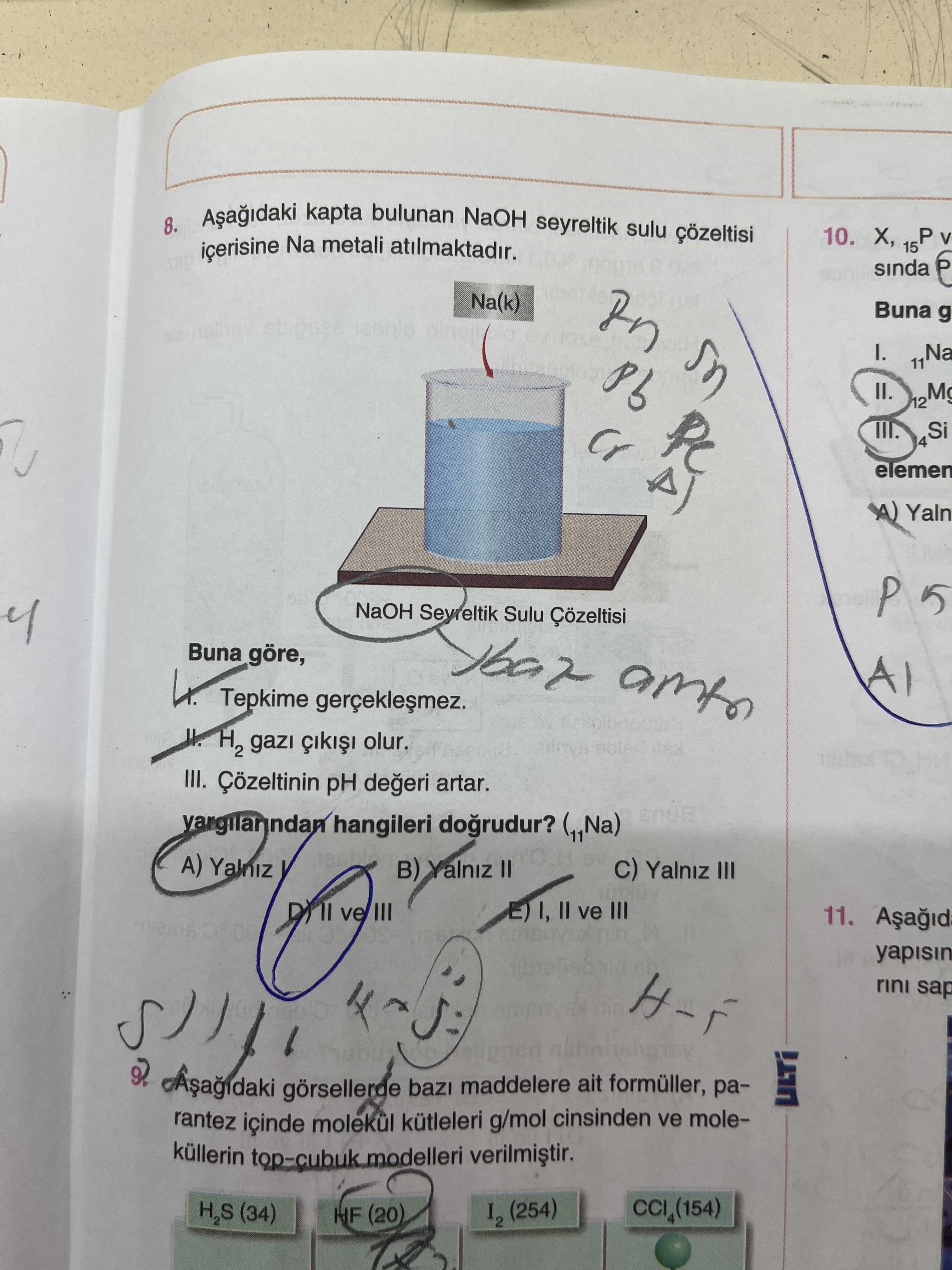 Aşağıdaki kapta bulunan NaOH seyreltik sulu çözeltisi içerisine Na metali atılmaktadır. Buna göre