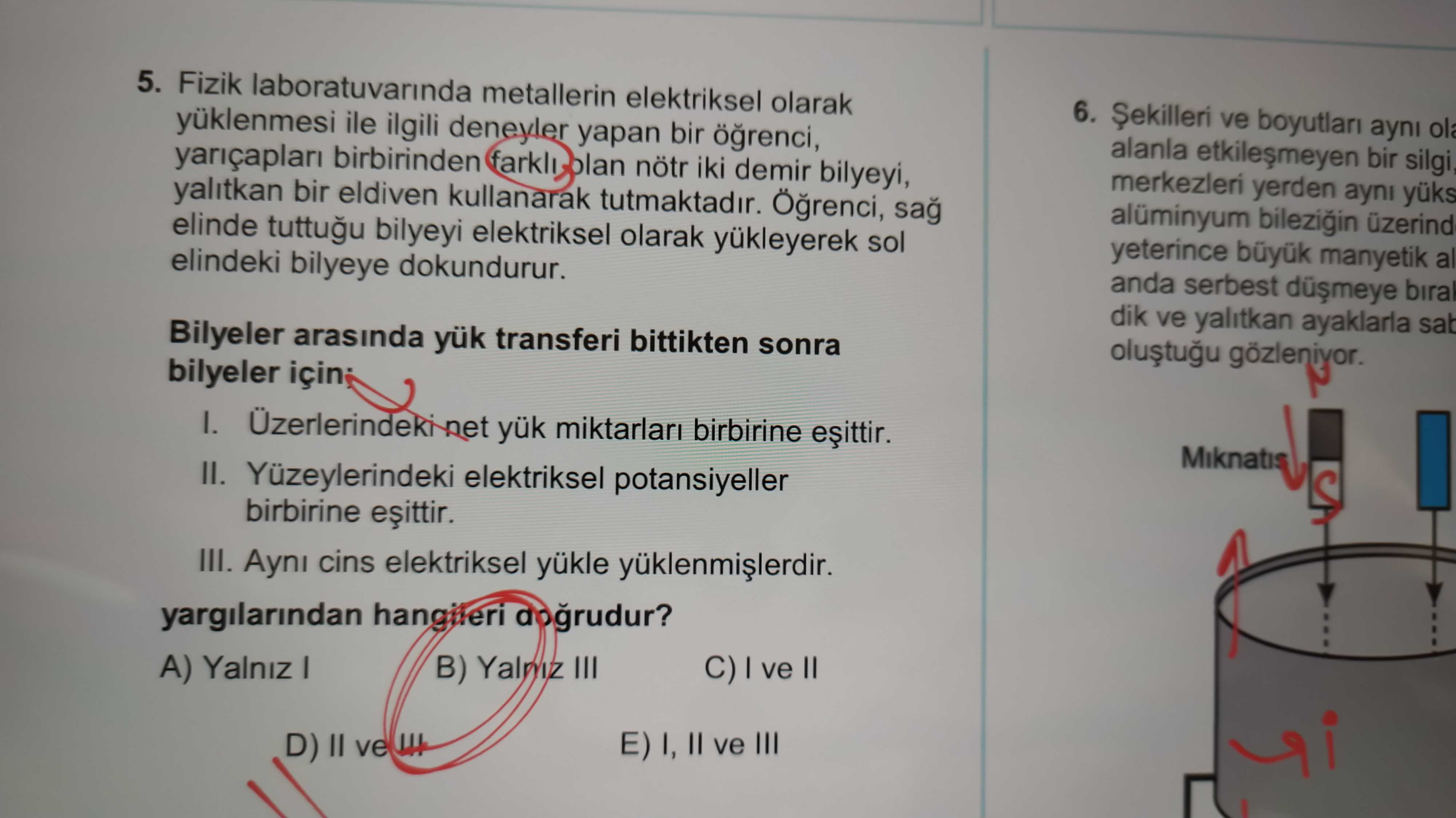 Fizik laboratuvarında metallerin elektriksel olarak yüklenmesi ile ilgili deneyler yapan bir