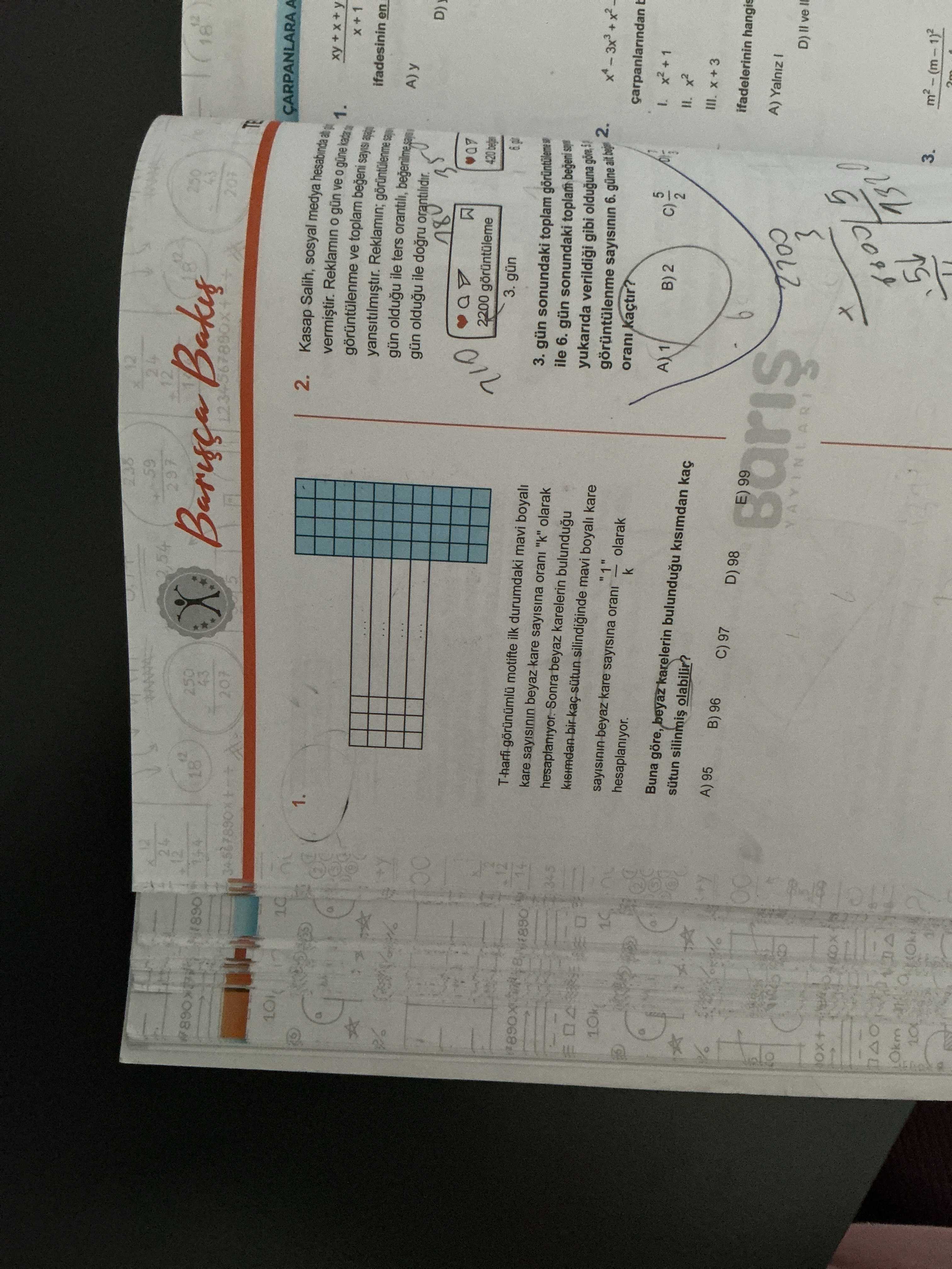T-harfi görünümlü motife ilk durumdaki mavi boyalı kare sayısının beyaz kare sayısına oranı "k"