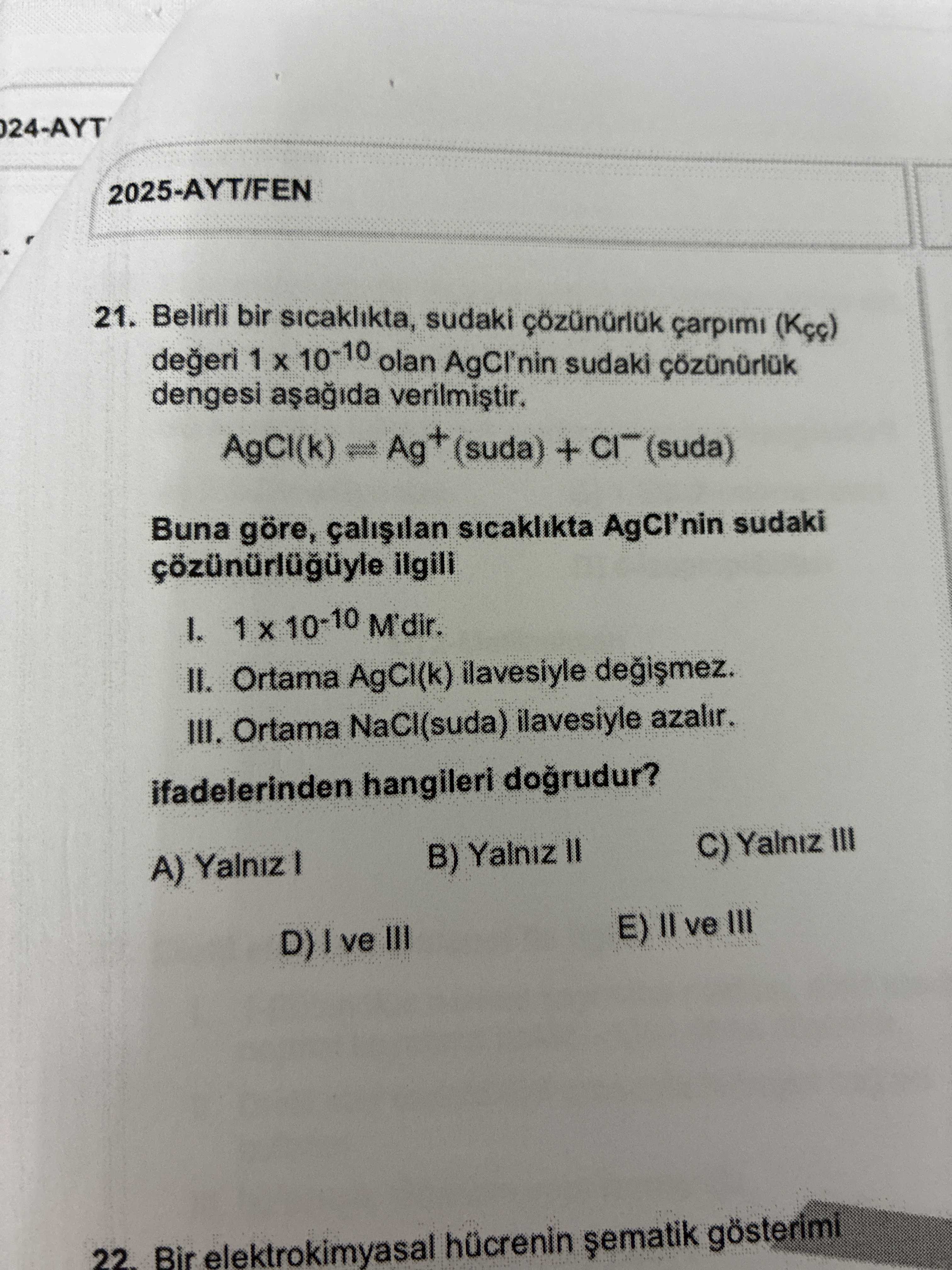 Belirli bir sıcaklıkta, sudaki çözünürlük çarpımı (Kçç) değeri 1 x 10⁻¹⁰ olan AgCl'nin sudaki