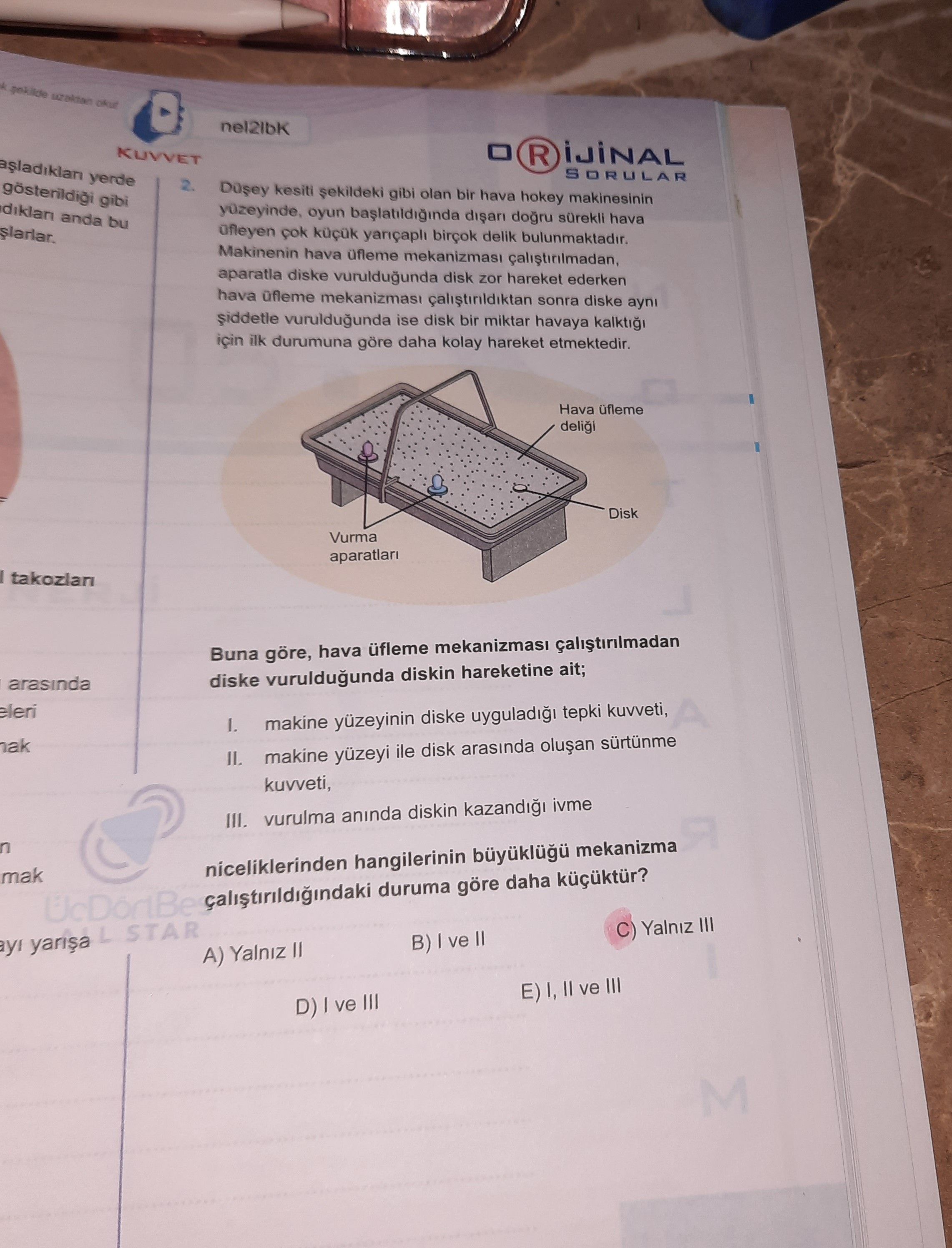 Düşey kesiti şekildeki gibi olan bir hava hokey makinesinin yüzeyinde, oyun başlatıldığında dışarı