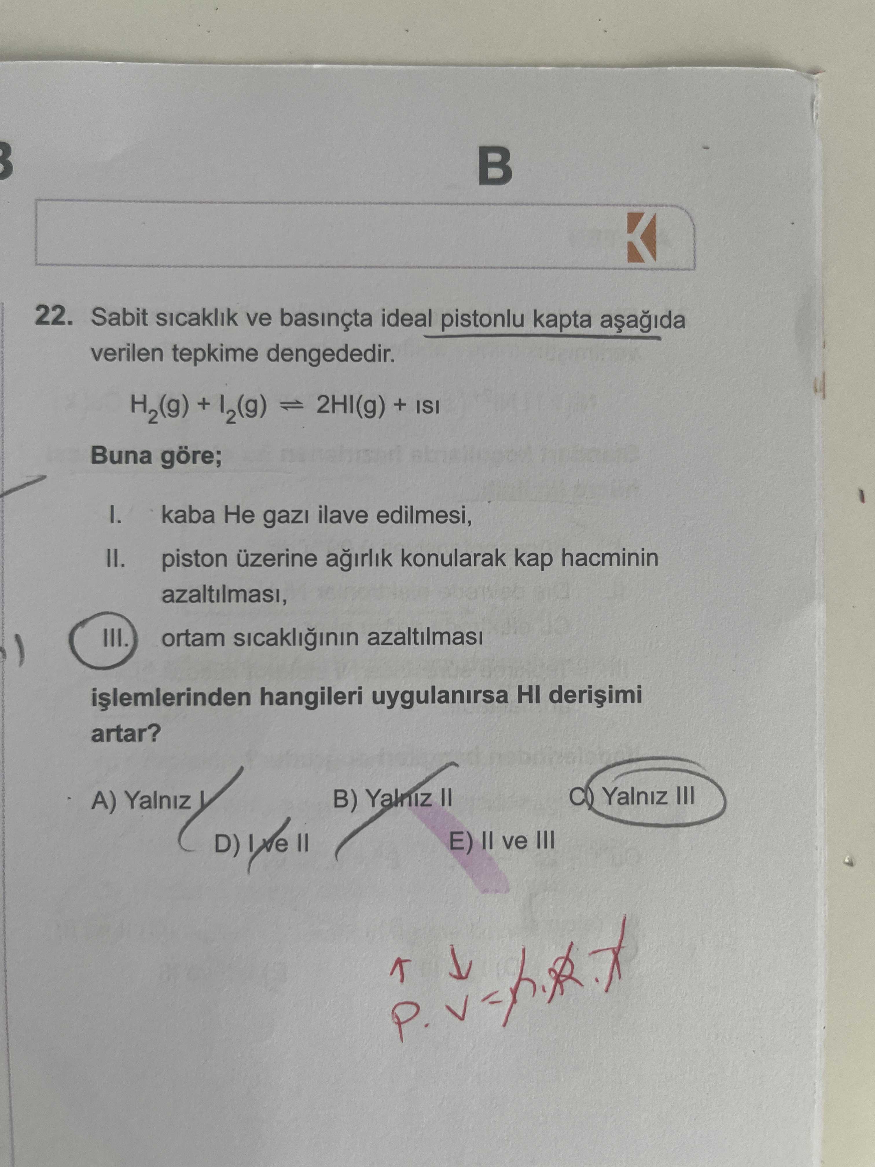 Sabit sıcaklık ve basınçta ideal pistonlu kapta aşağıda verilen tepkime dengededir. H₂(g) + I₂(g) ⇌