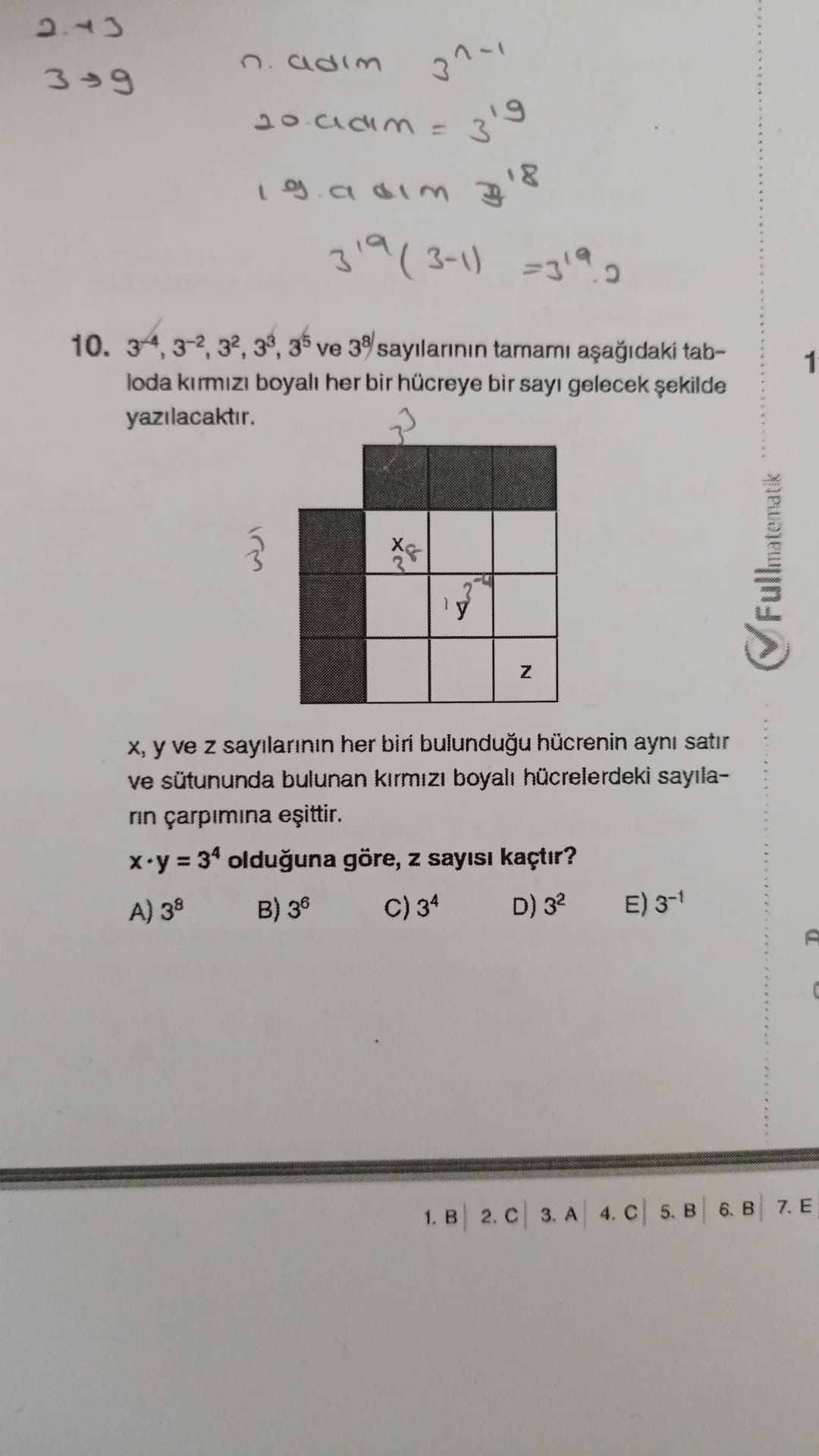 3⁻⁴, 3⁻², 3², 3³, 3⁵ ve 3⁸ sayılarının tamamı aşağıdaki tabloda kırmızı boyalı her bir hücreye bir