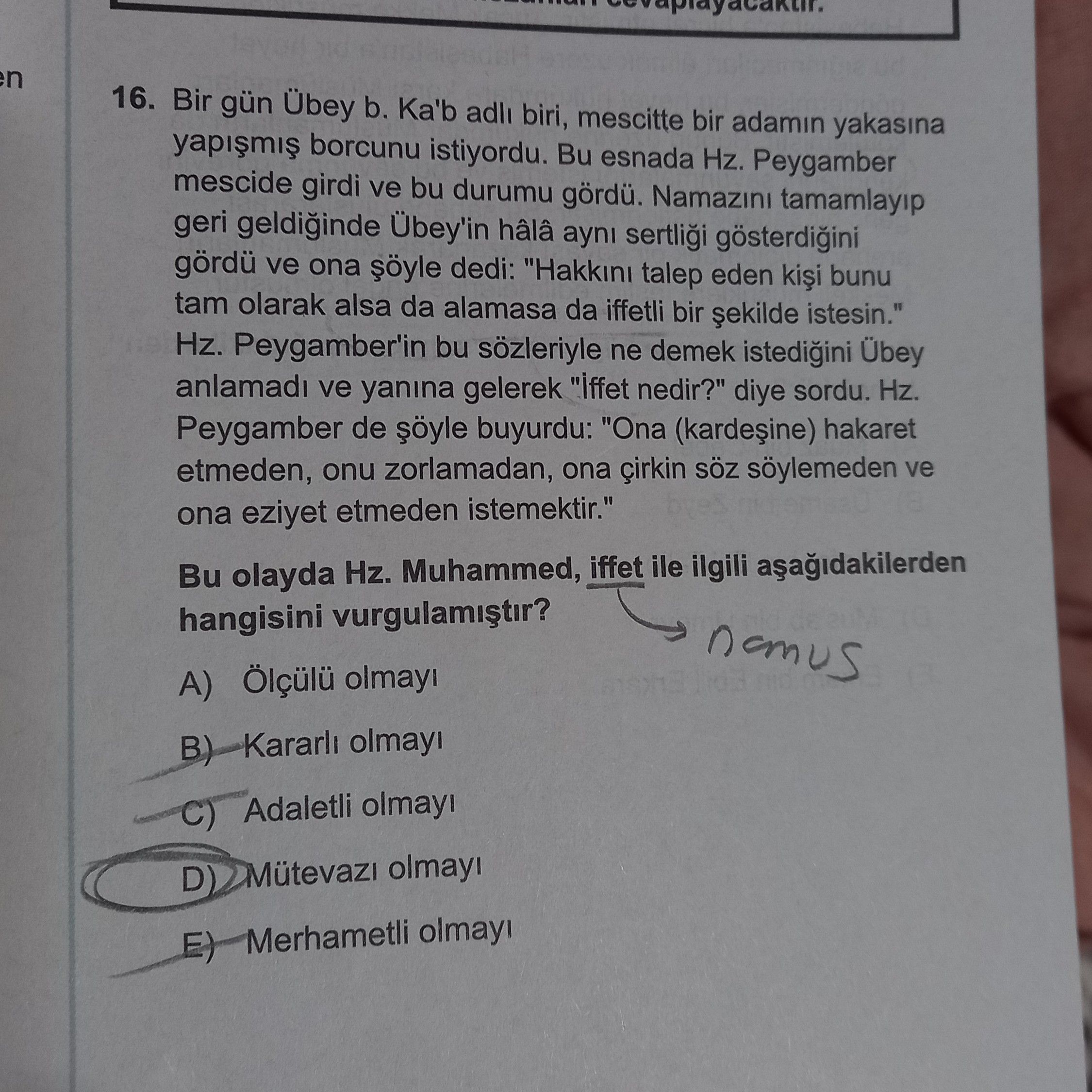 Bir gün Übey b. Ka'b adlı biri, mescitte bir adamın yakasına yapışmış borcunu istiyordu. Bu esnada