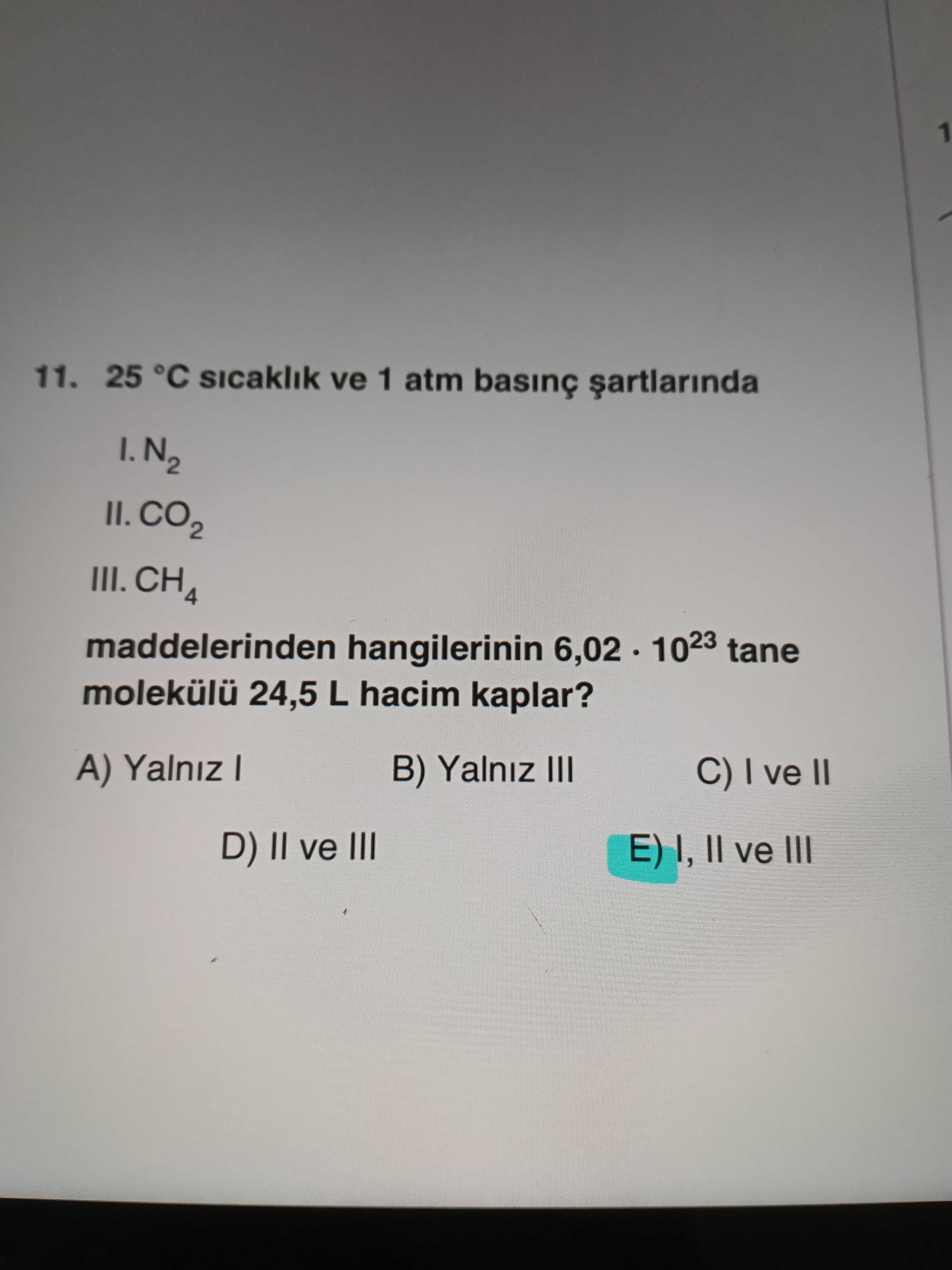 25 °C sıcaklık ve 1 atm basınç şartlarında I. N₂ II. CO₂ III. CH₄ maddelerinden hangilerinin 6,02 ·